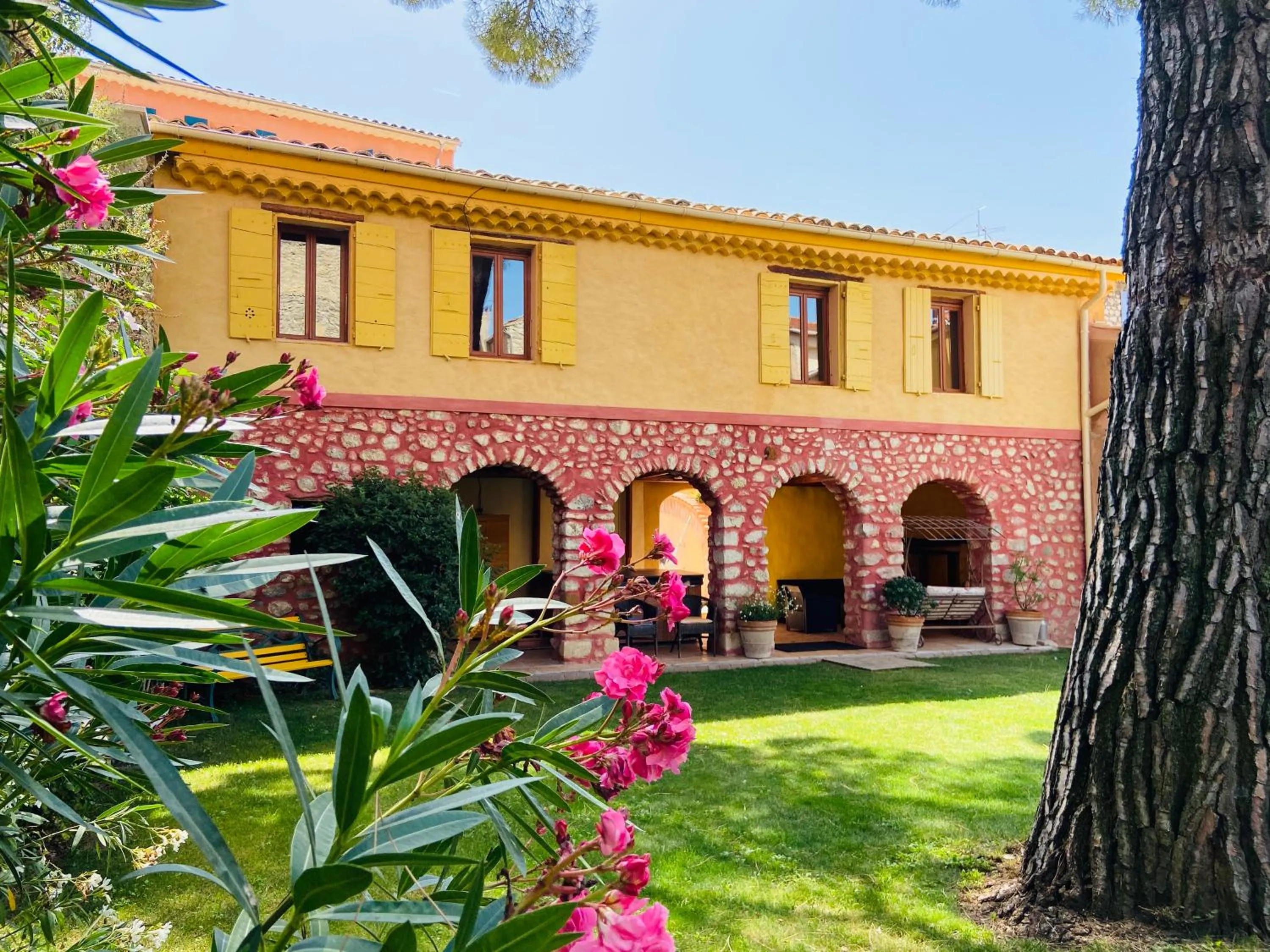 Les Arcades Le Lion D'or