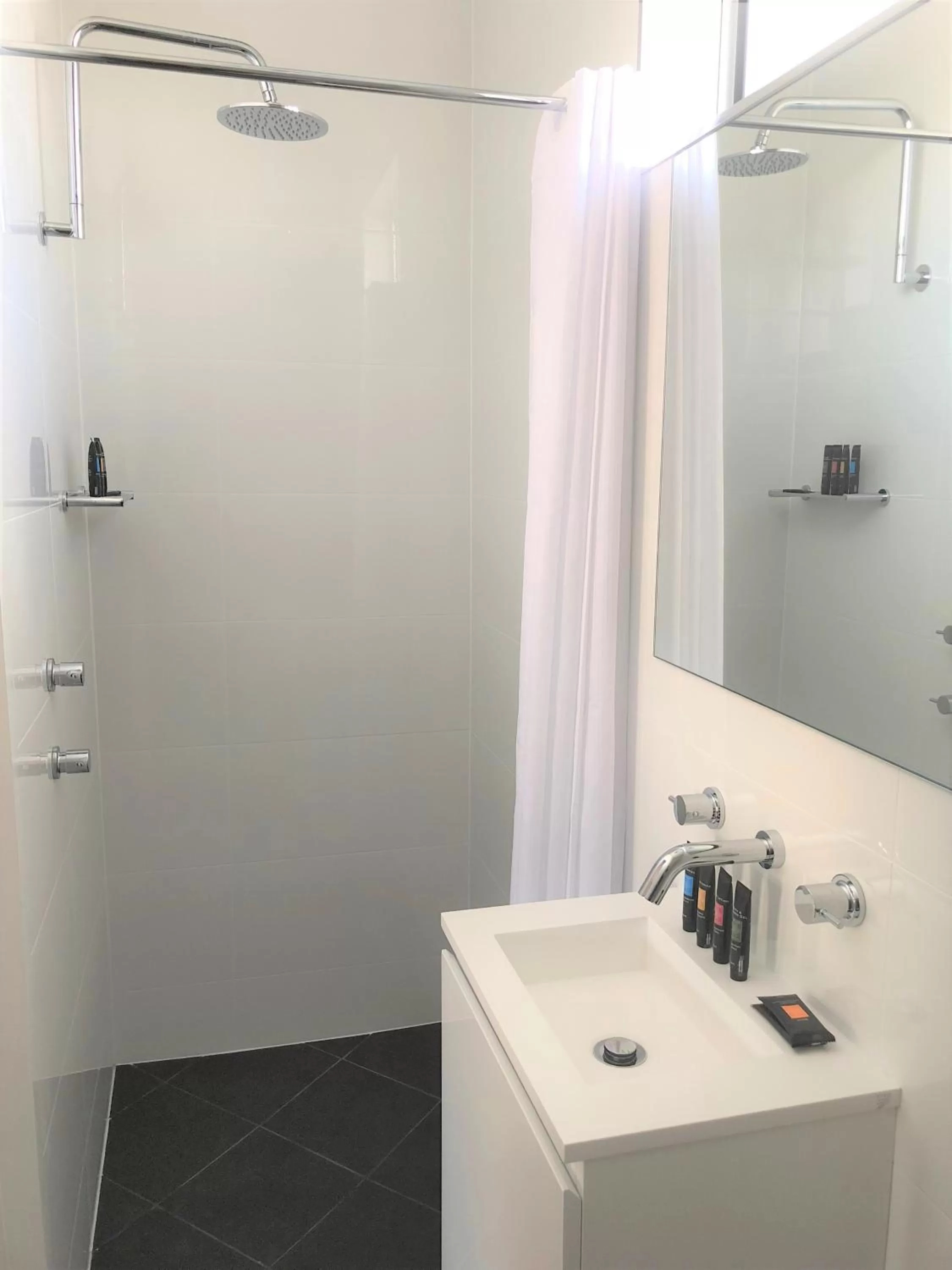 Bathroom in The Avenue Inn