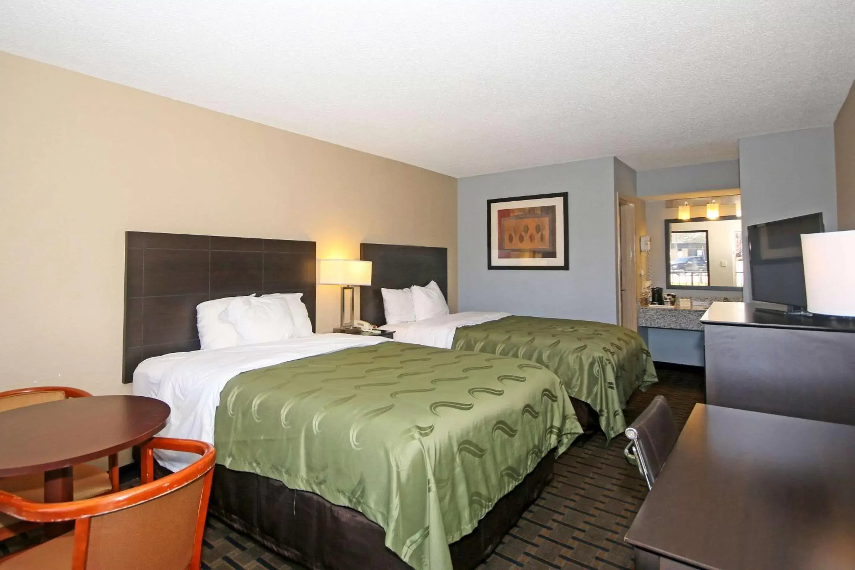 Photo of the whole room, Bed in Quality Inn Clinton - Laurens I-26