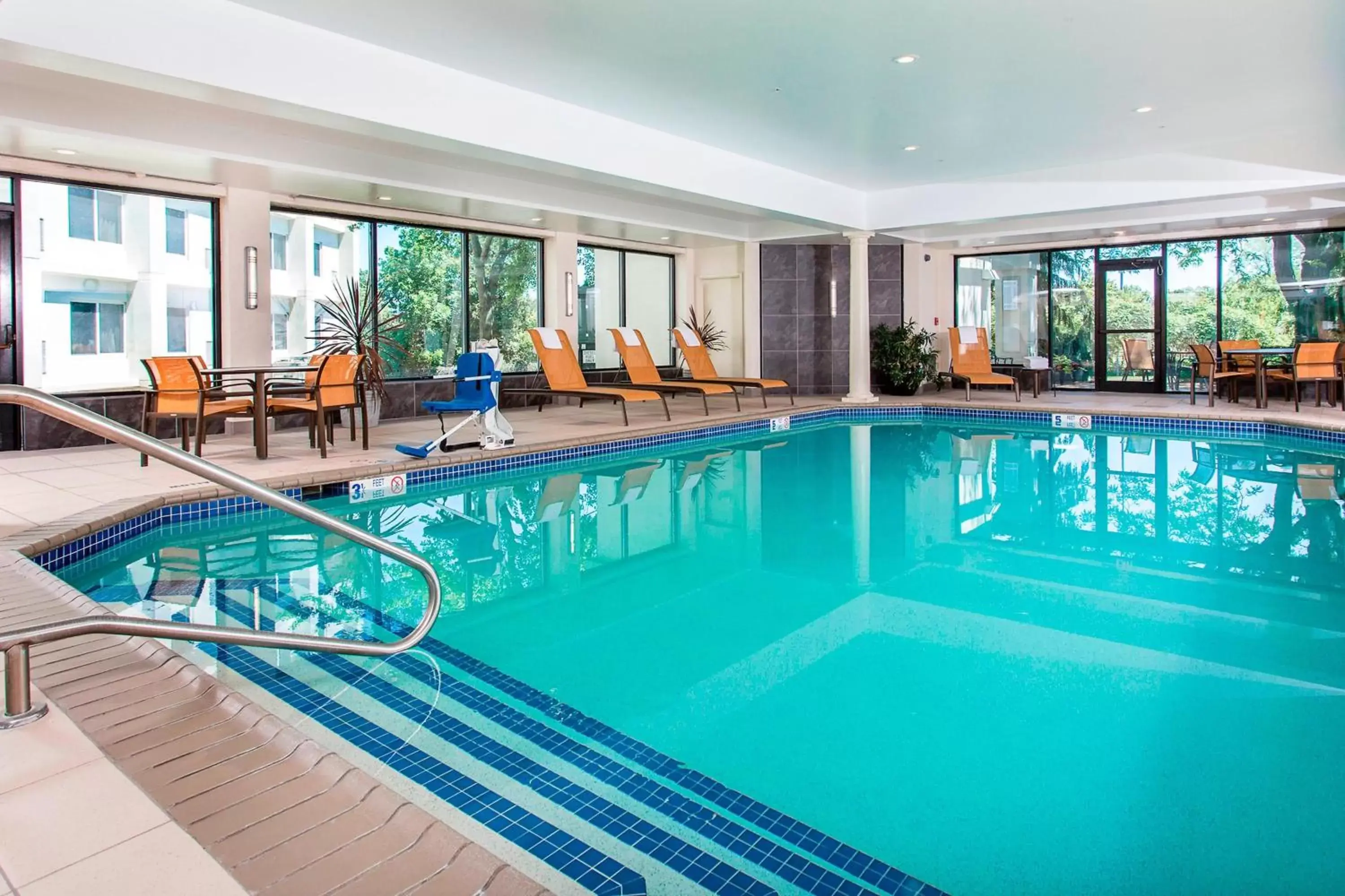 Swimming Pool in Rochester Airport Marriott