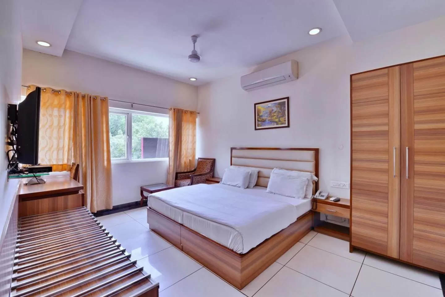 Bed in Hotel Aricent Opposite ISBT Sector 17 Chandigarh