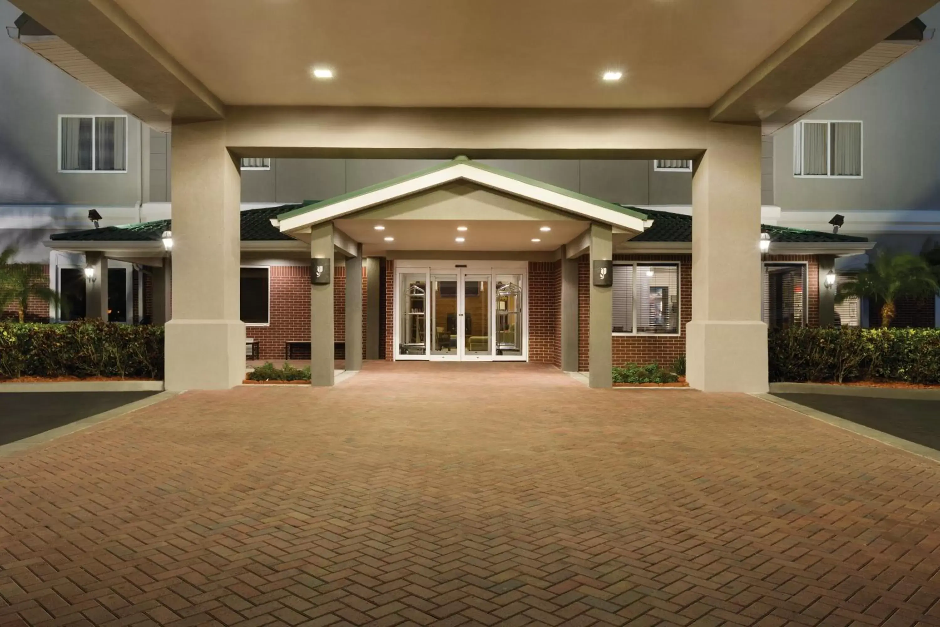 Property building in Country Inn & Suites by Radisson, St. Petersburg - Clearwater, FL