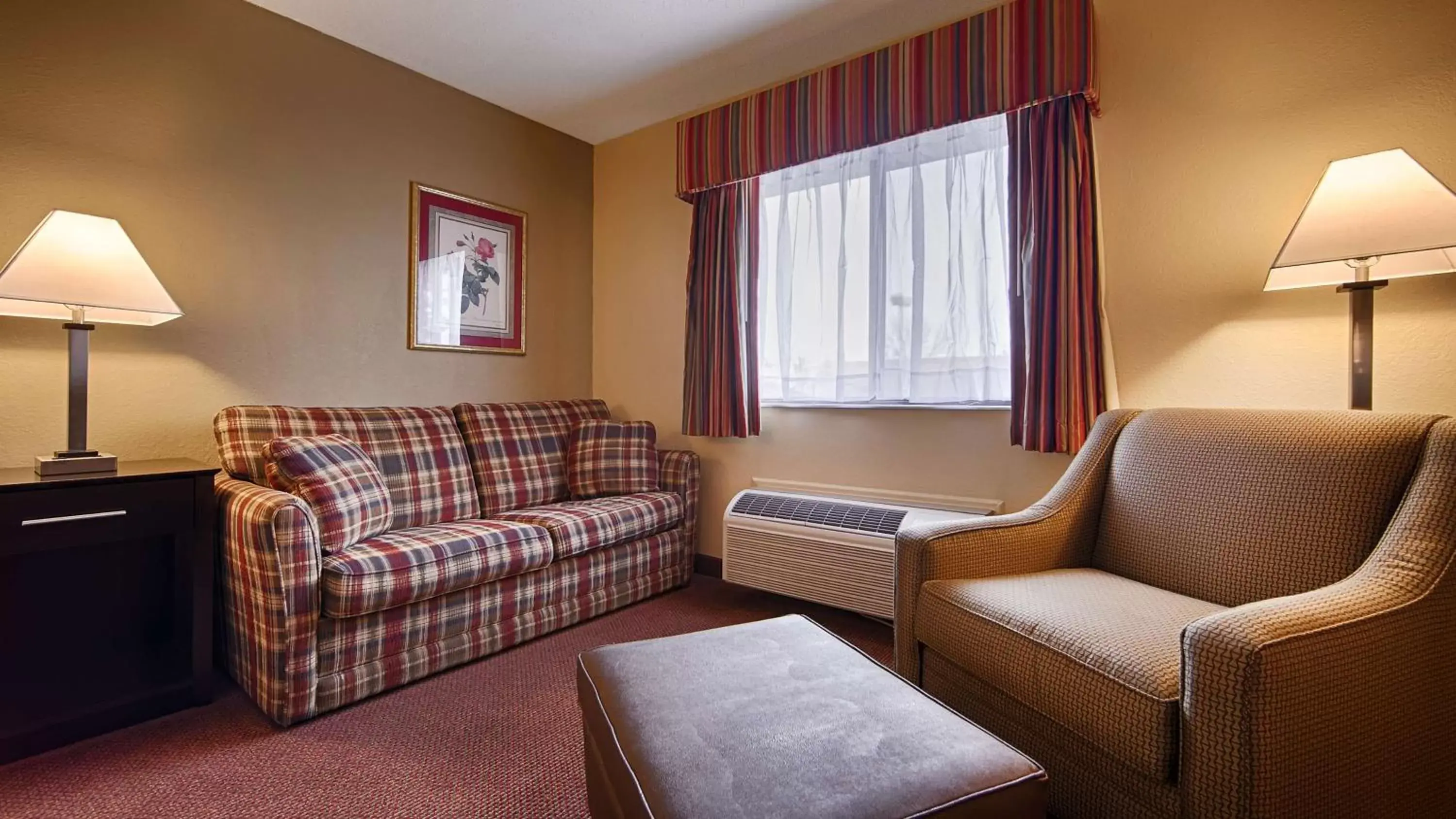 Photo of the whole room, Seating Area in Best Western Muncie