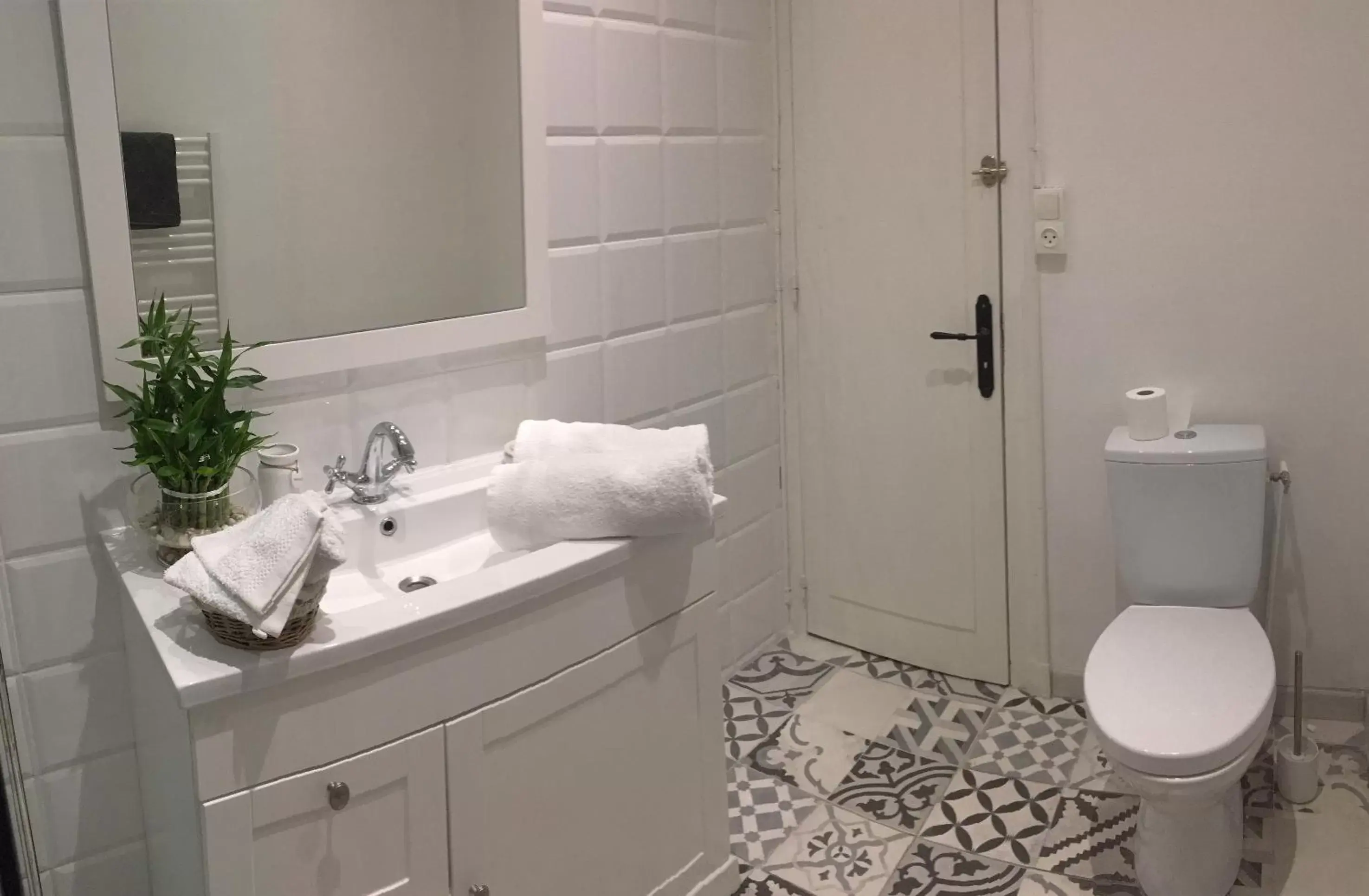 Toilet, Bathroom in Les Terrasses d'Angoulême