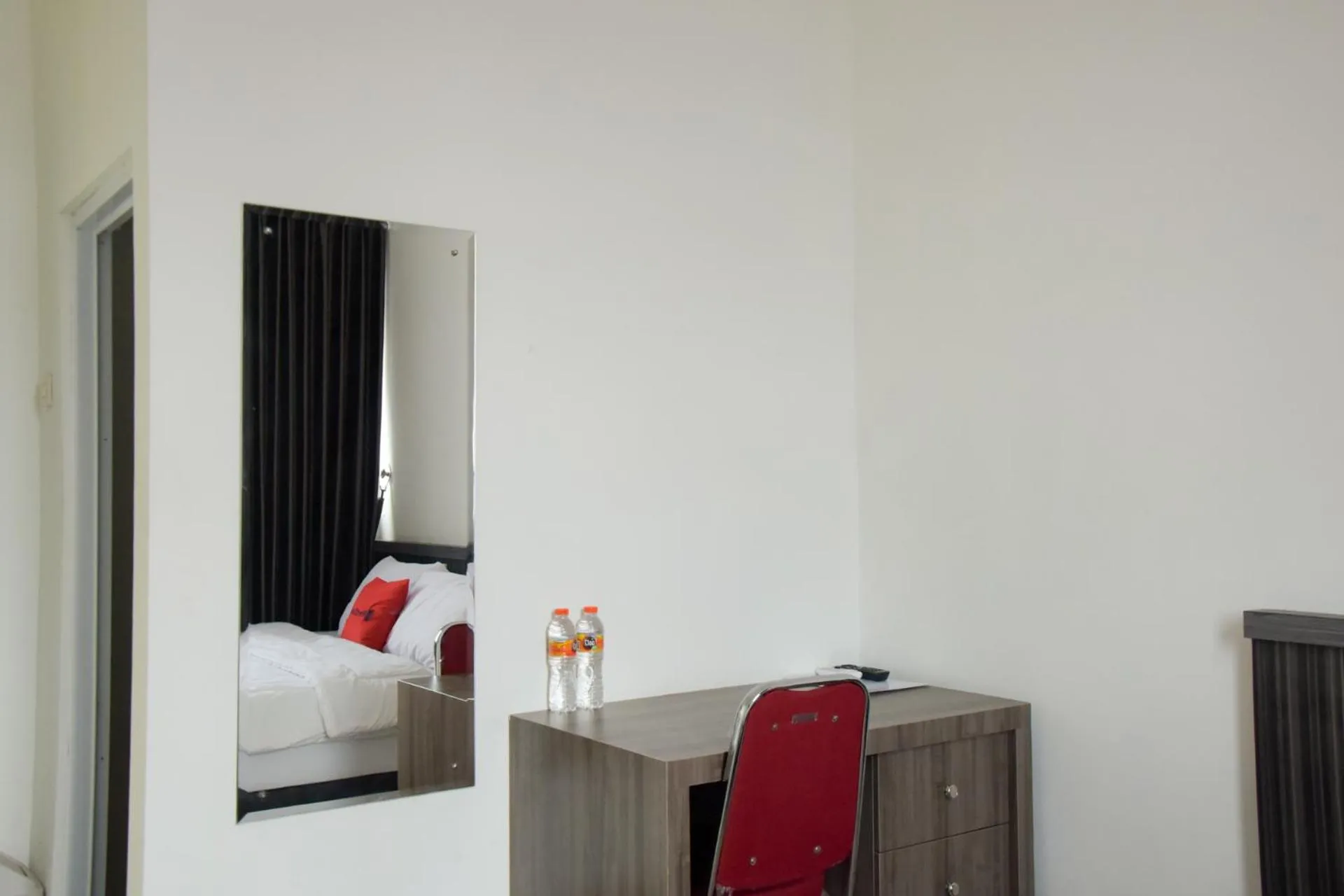 Bedroom, Bed in RedDoorz near GOR Satria Purwokerto