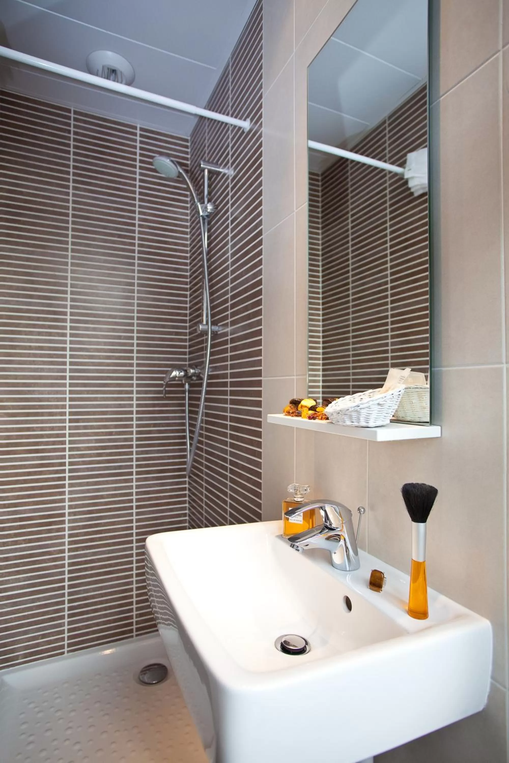Bathroom in Hôtel Du Printemps