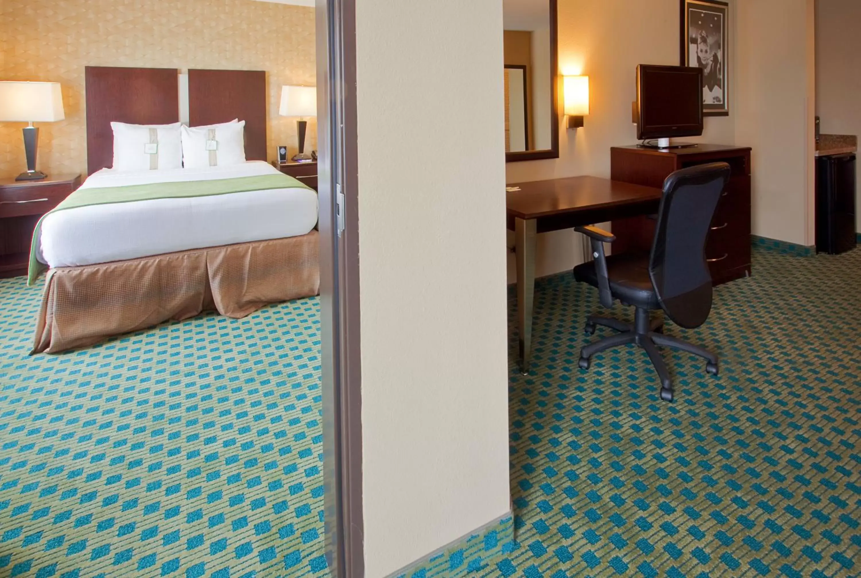 Photo of the whole room, Bed in Holiday Inn Fort Worth North- Fossil Creek, an IHG Hotel