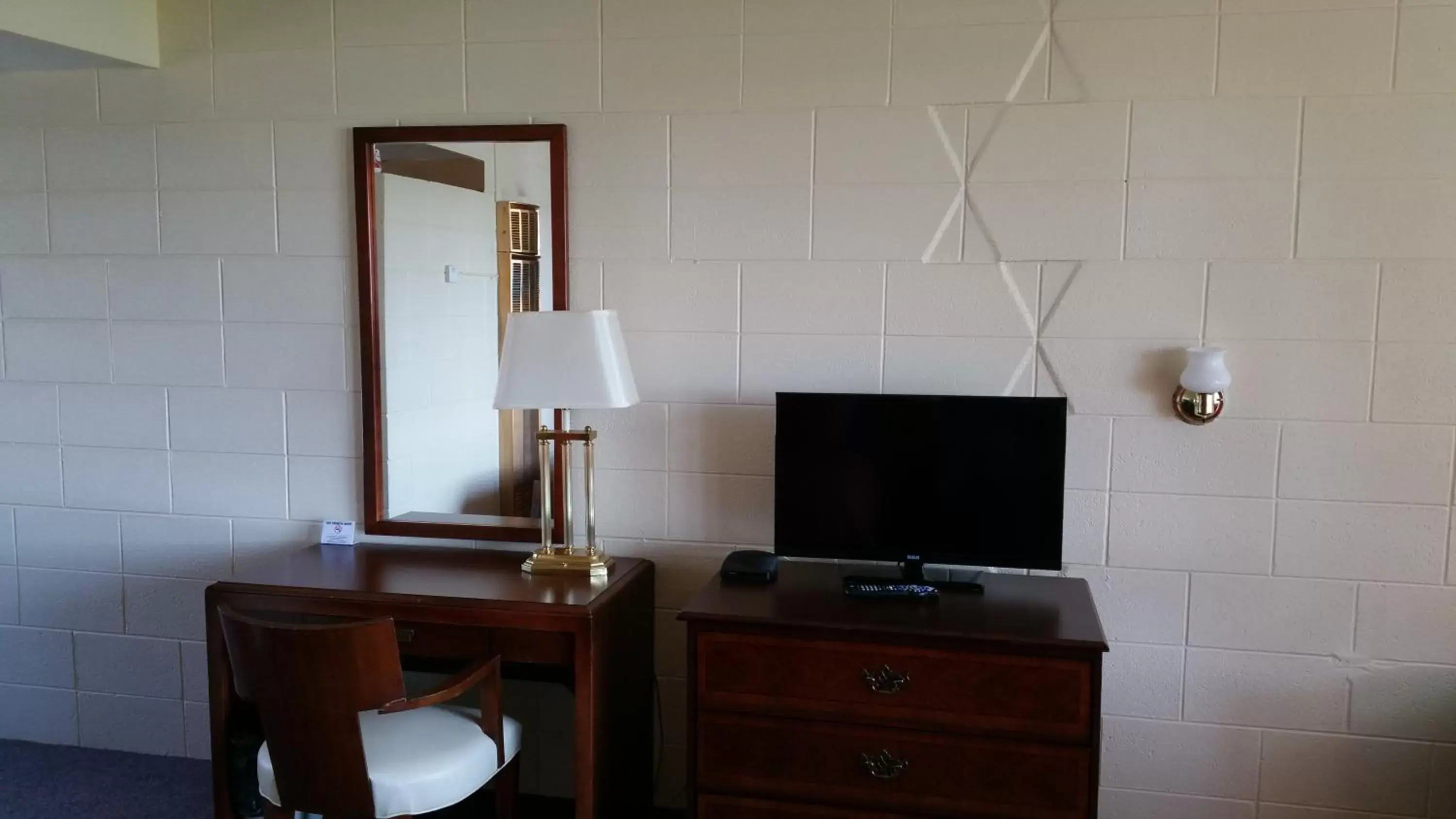 TV and multimedia, TV/Entertainment Center in Riverview Motel