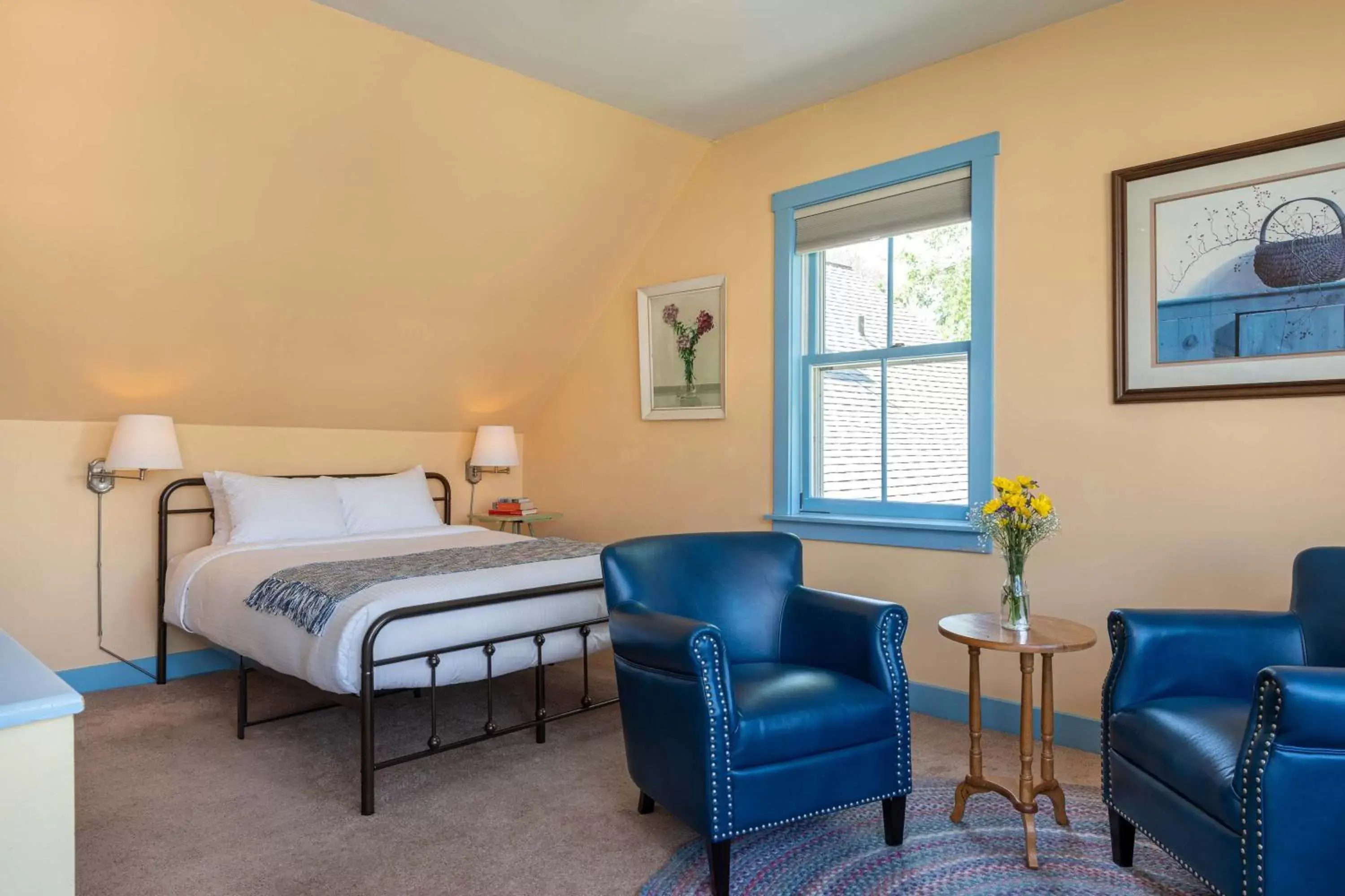 Bed in Old Stagecoach Inn Bed in Old Stagecoach Inn