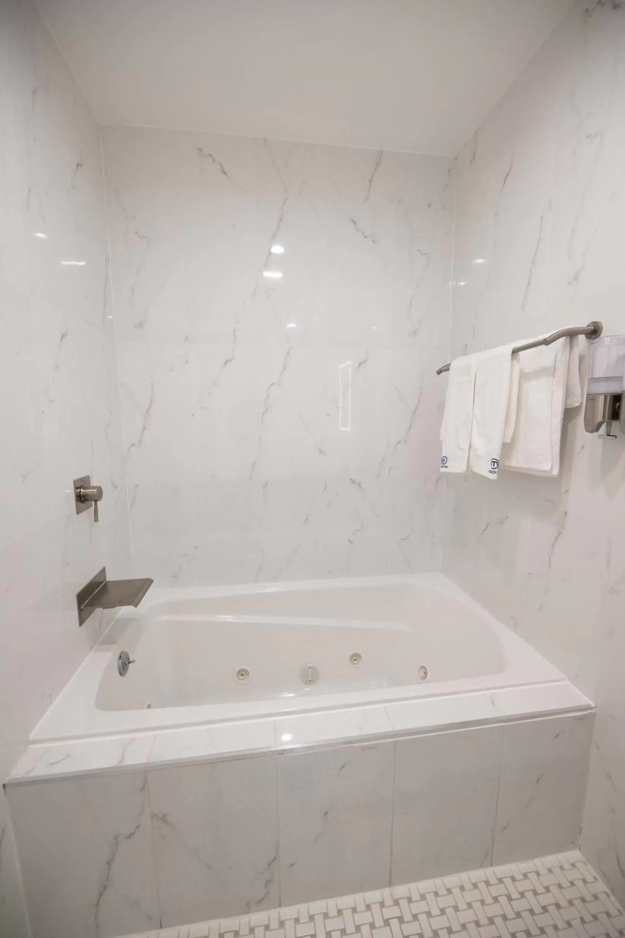 Bath, Bathroom in Omeo Suites