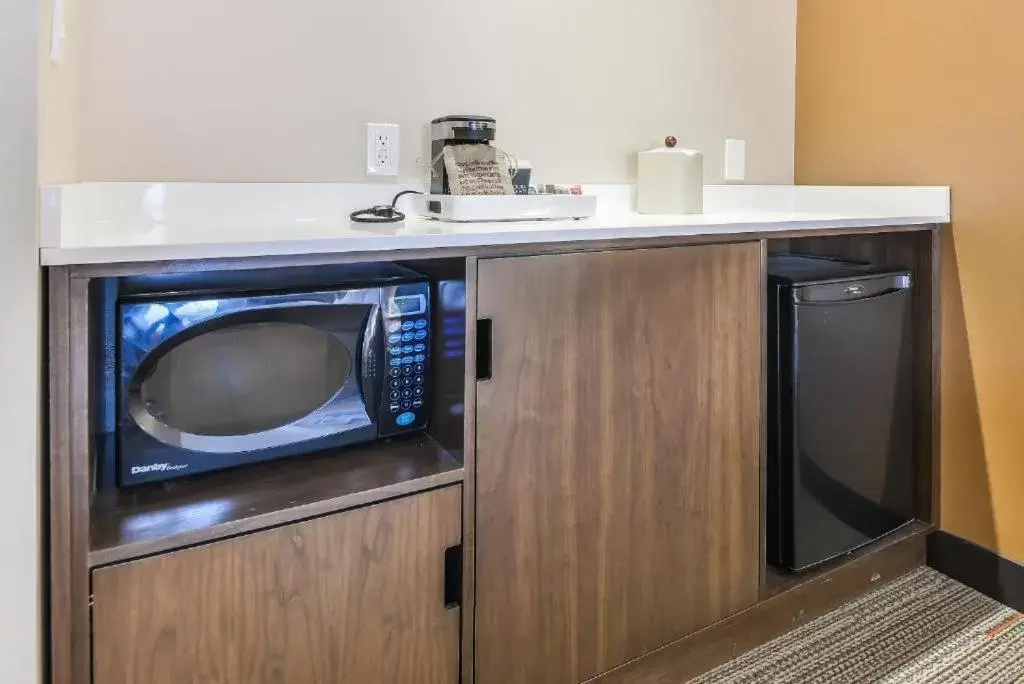 Kitchen/Kitchenette in Four Points by Sheraton Barrie