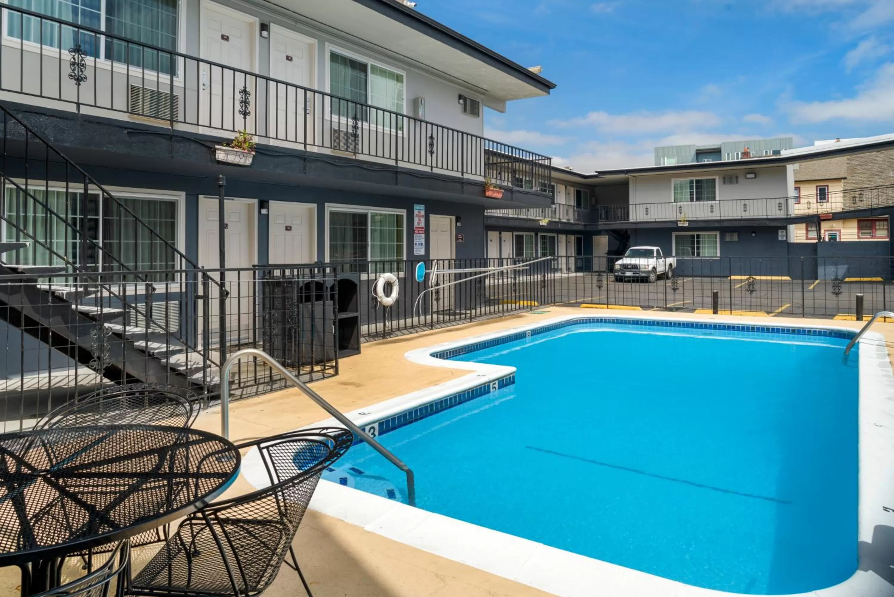 Swimming pool in University Inn and Suites Eugene