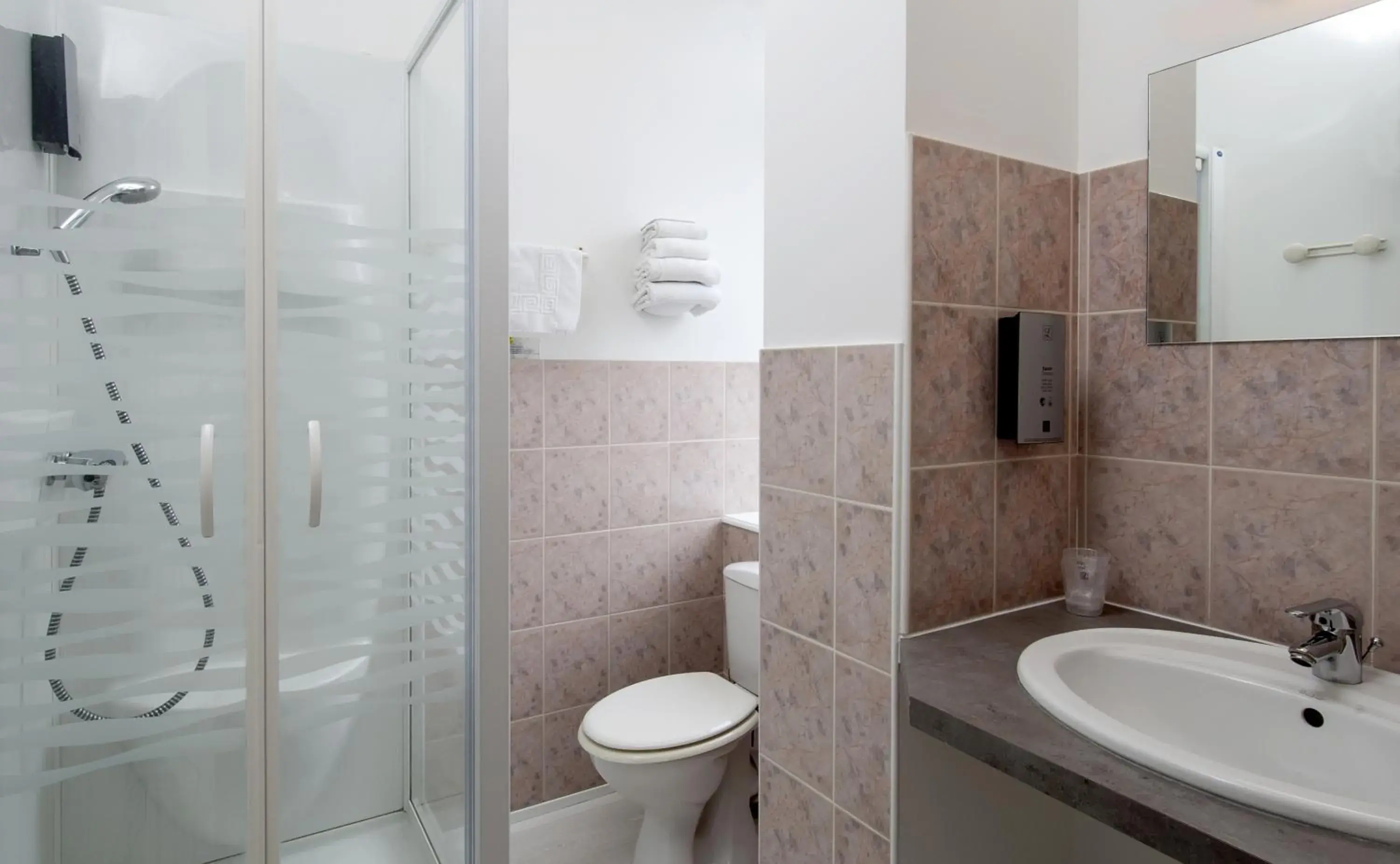 Bathroom in Logis de France Cazes Arazat
