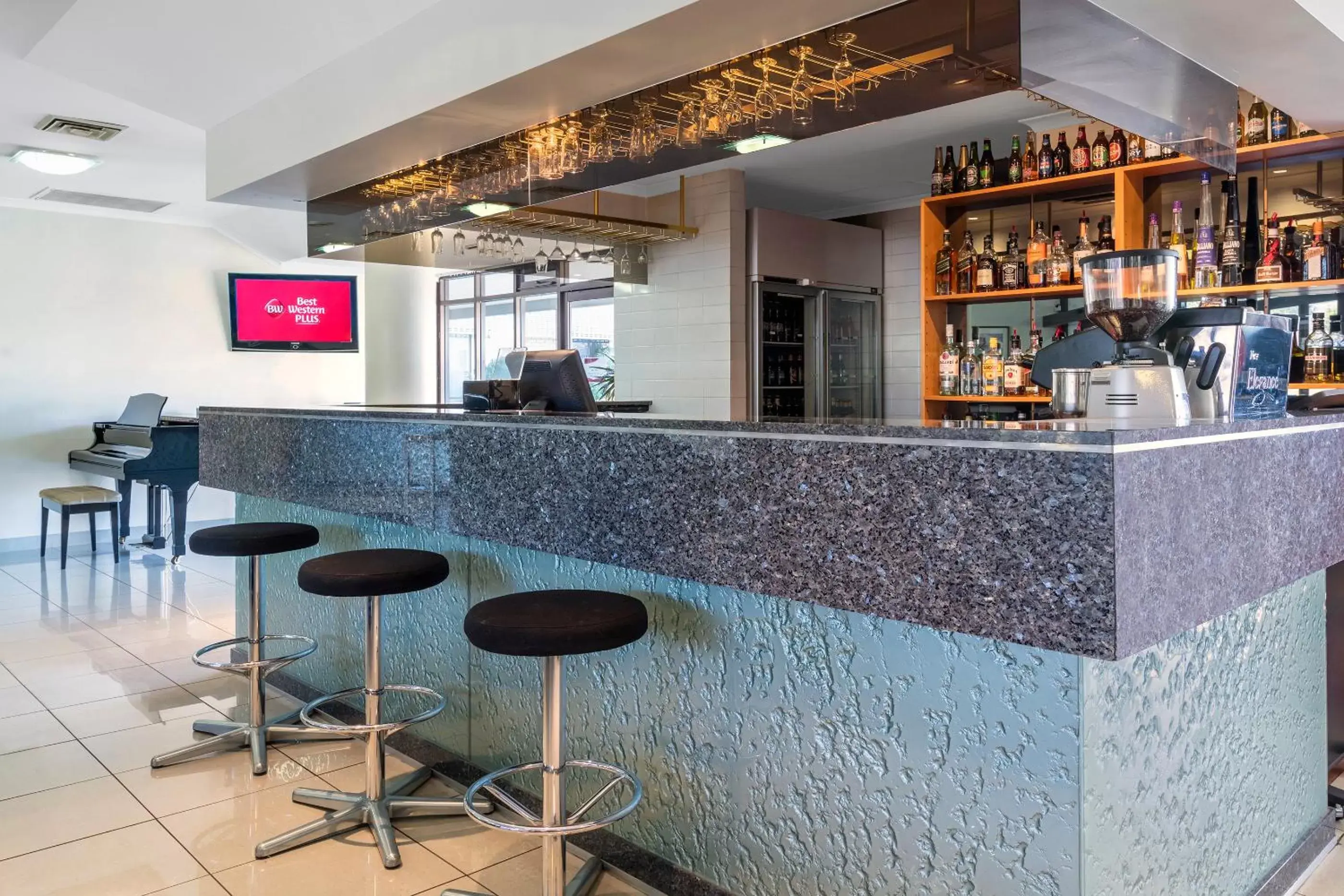 Lounge or bar, Lounge/Bar in Garden City Hotel, Best Western Signature Collection