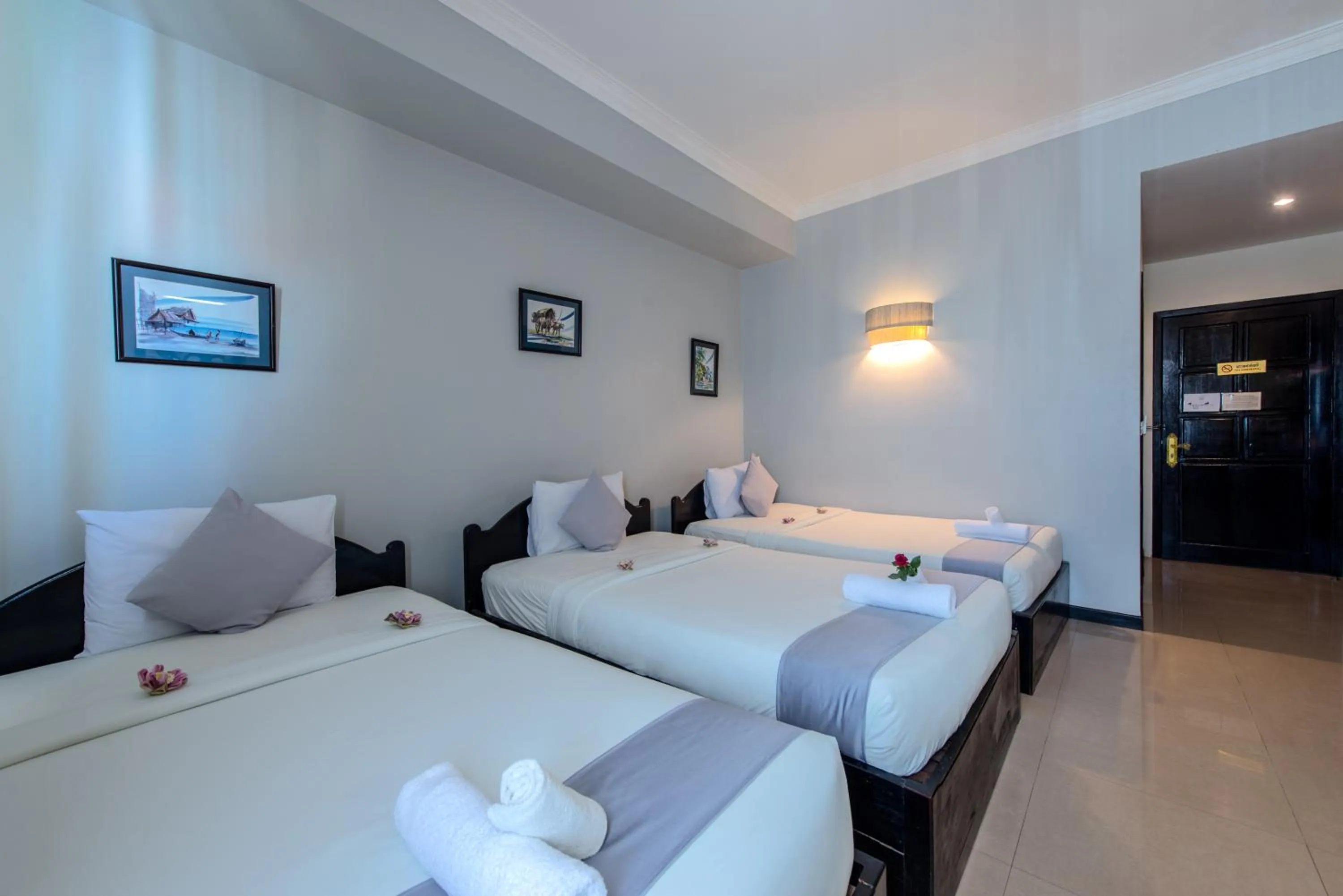 Photo of the whole room, Bed in JK Resident