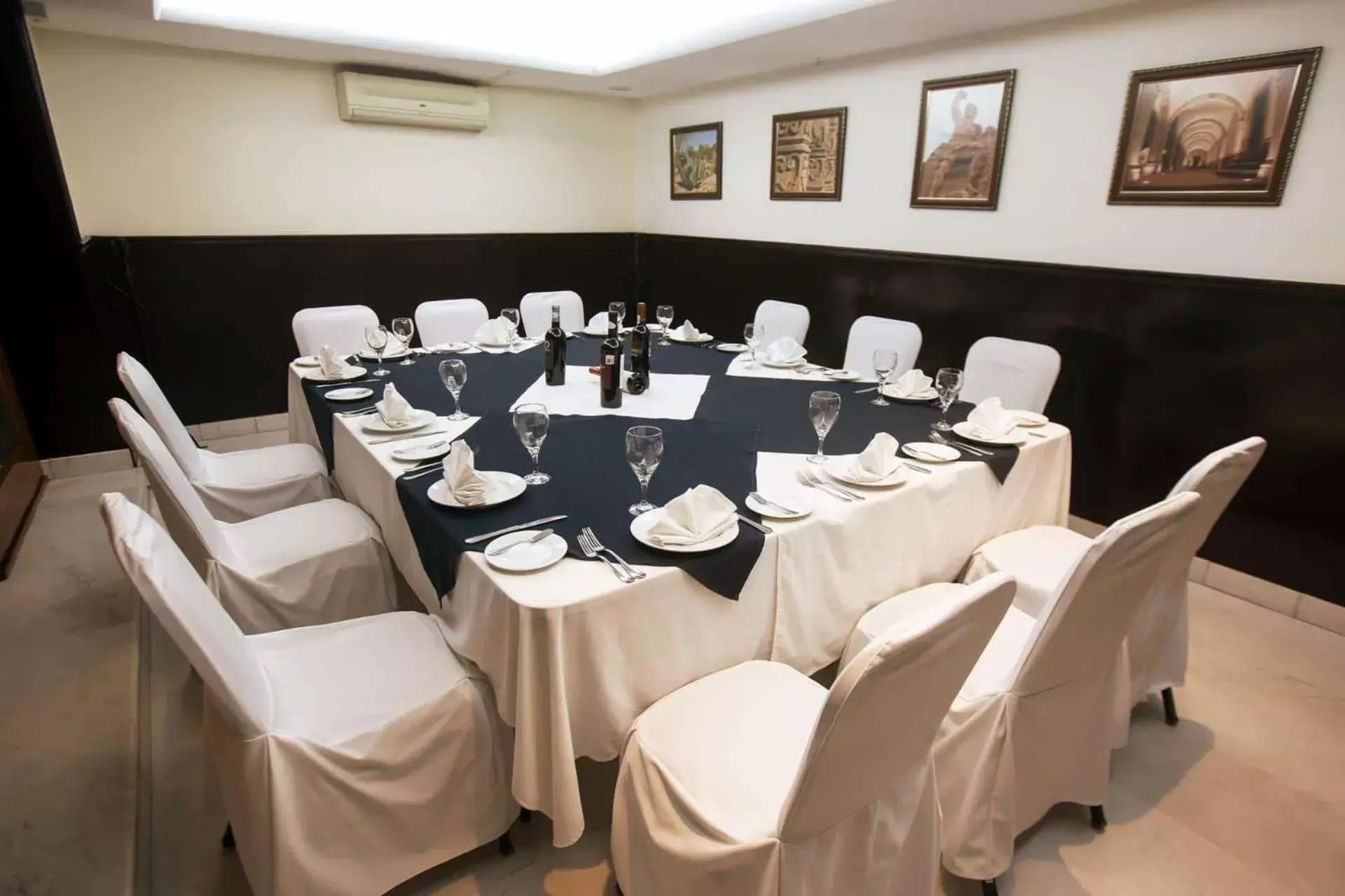 Restaurant/places to eat, Banquet Facilities in Bel Air Business Salamanca, Trademark by Wyndham