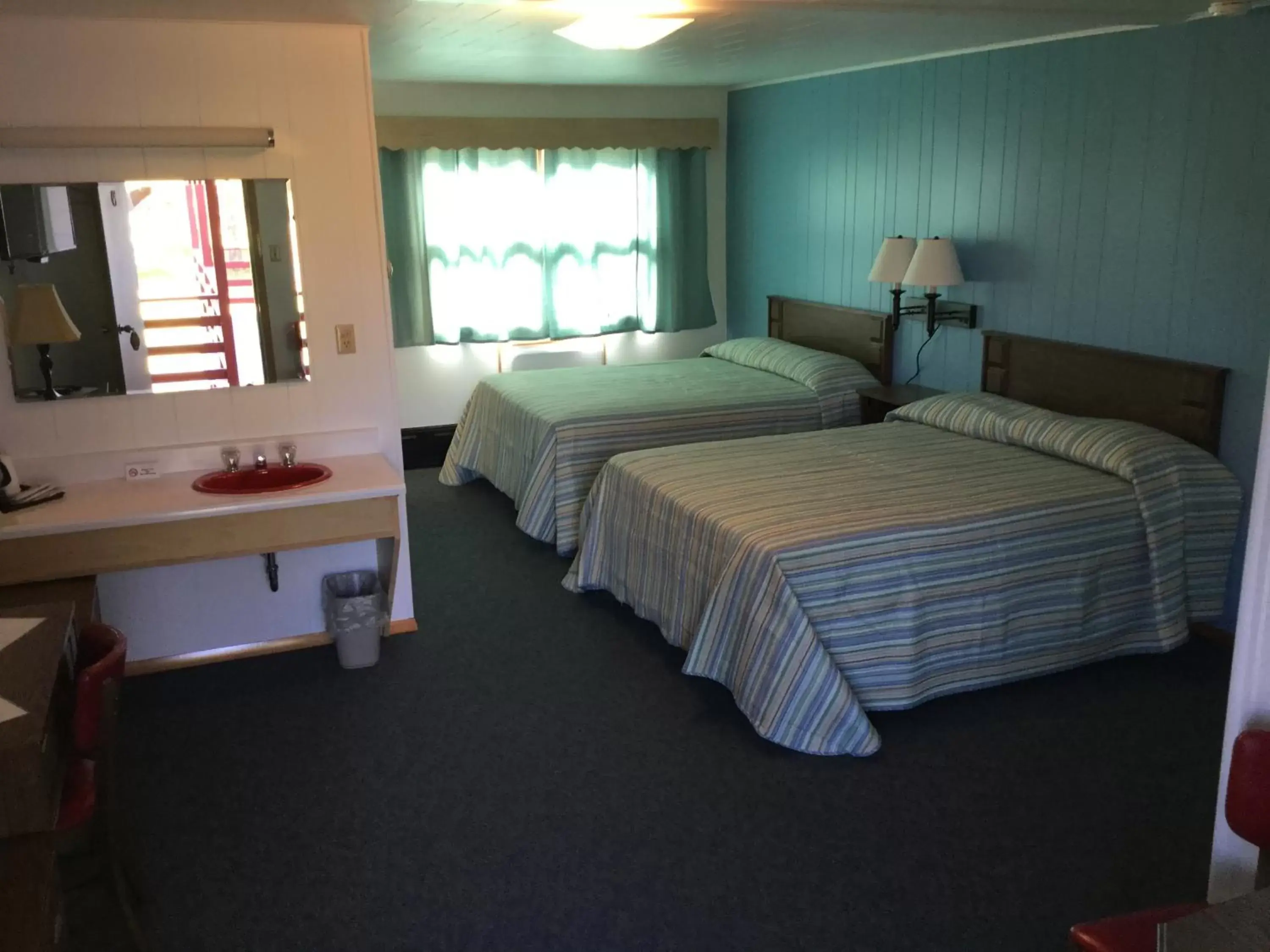 Bed in Cedars Motel