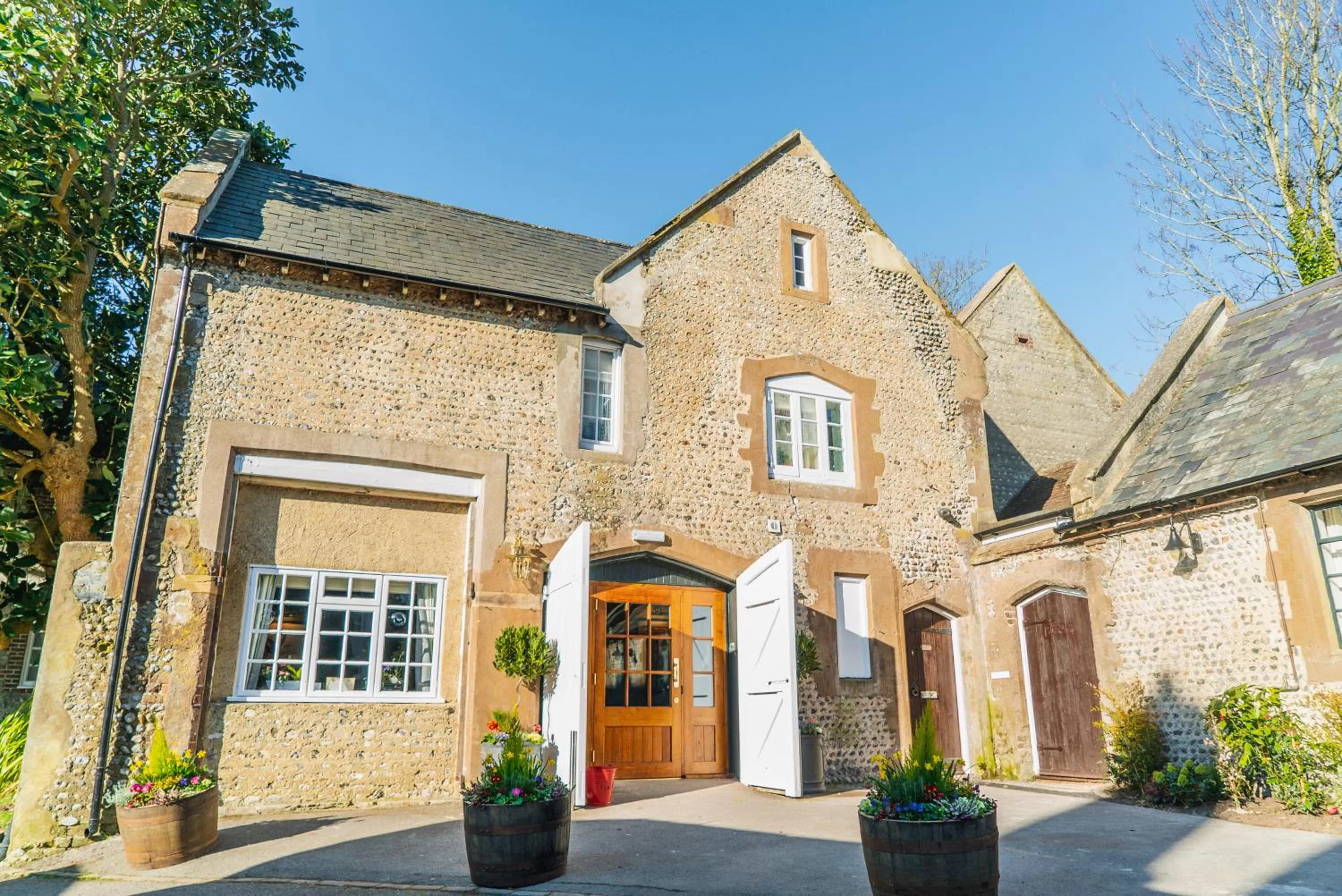 Facade/entrance, Property Building in The Highdown – Brunning and Price