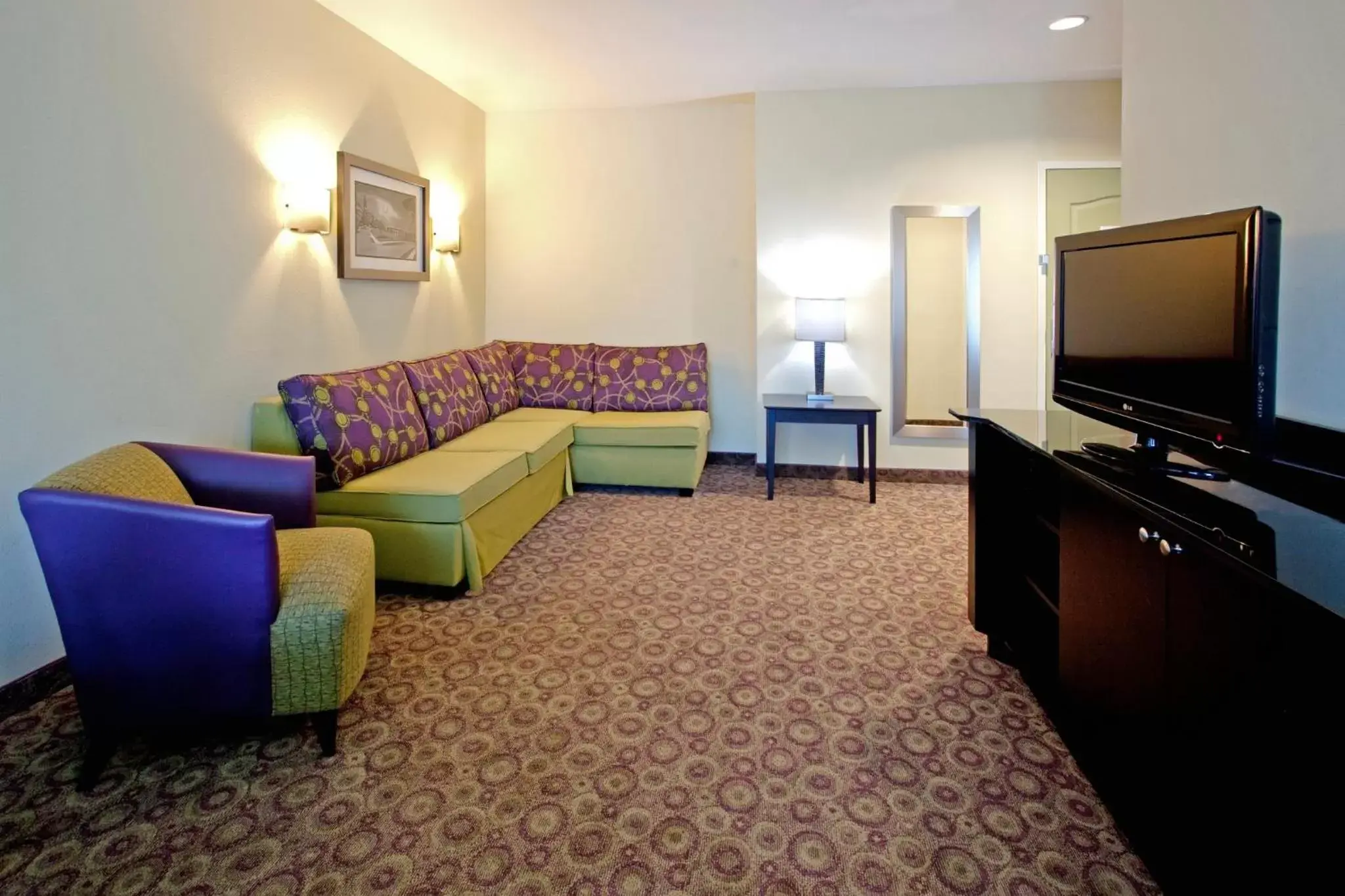 Photo of the whole room, Seating Area in Holiday Inn Express Hotel & Suites Clemson - University Area, an IHG Hotel