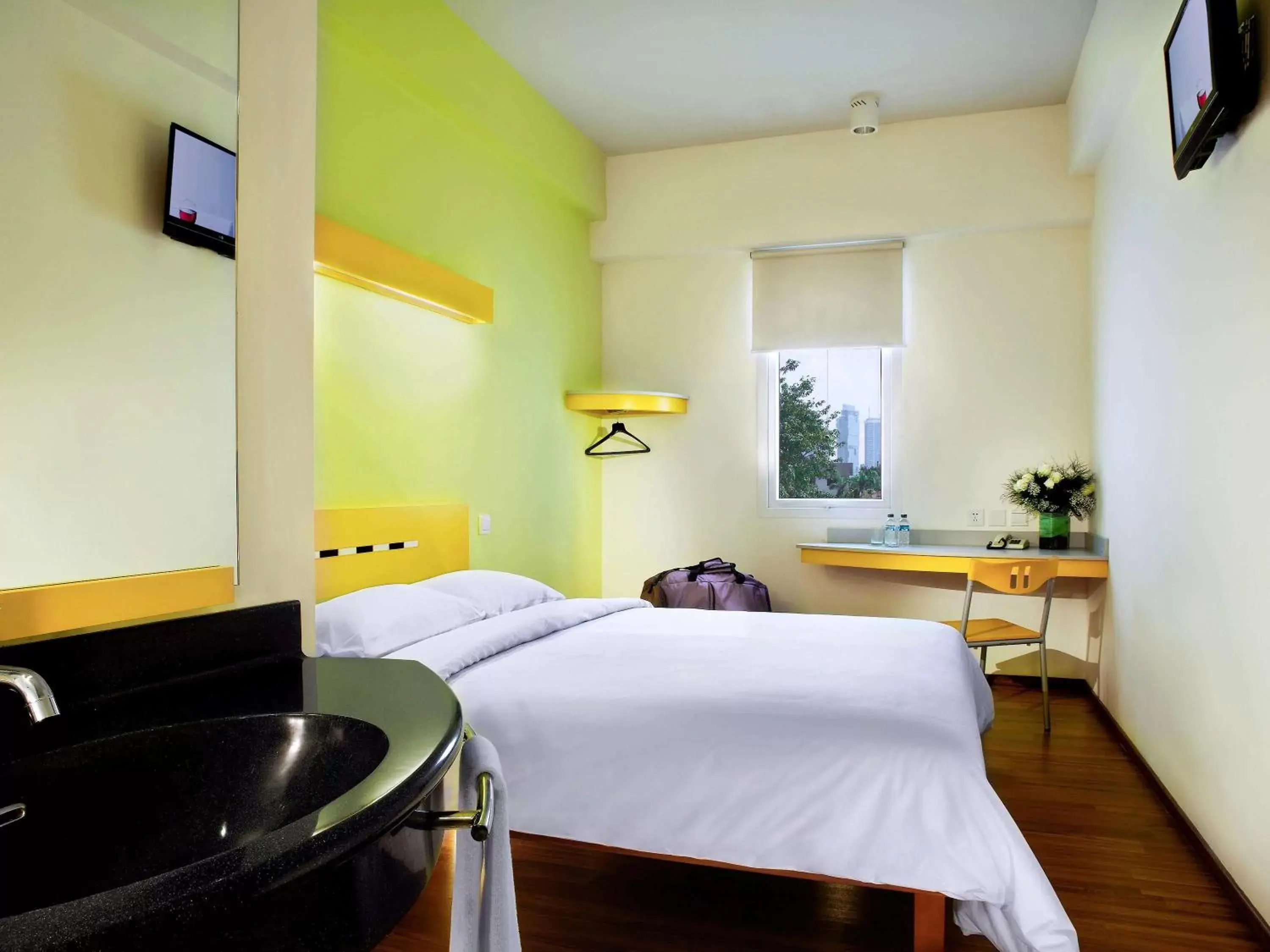 Bathroom, Bed in Ibis Budget Jakarta Cikini