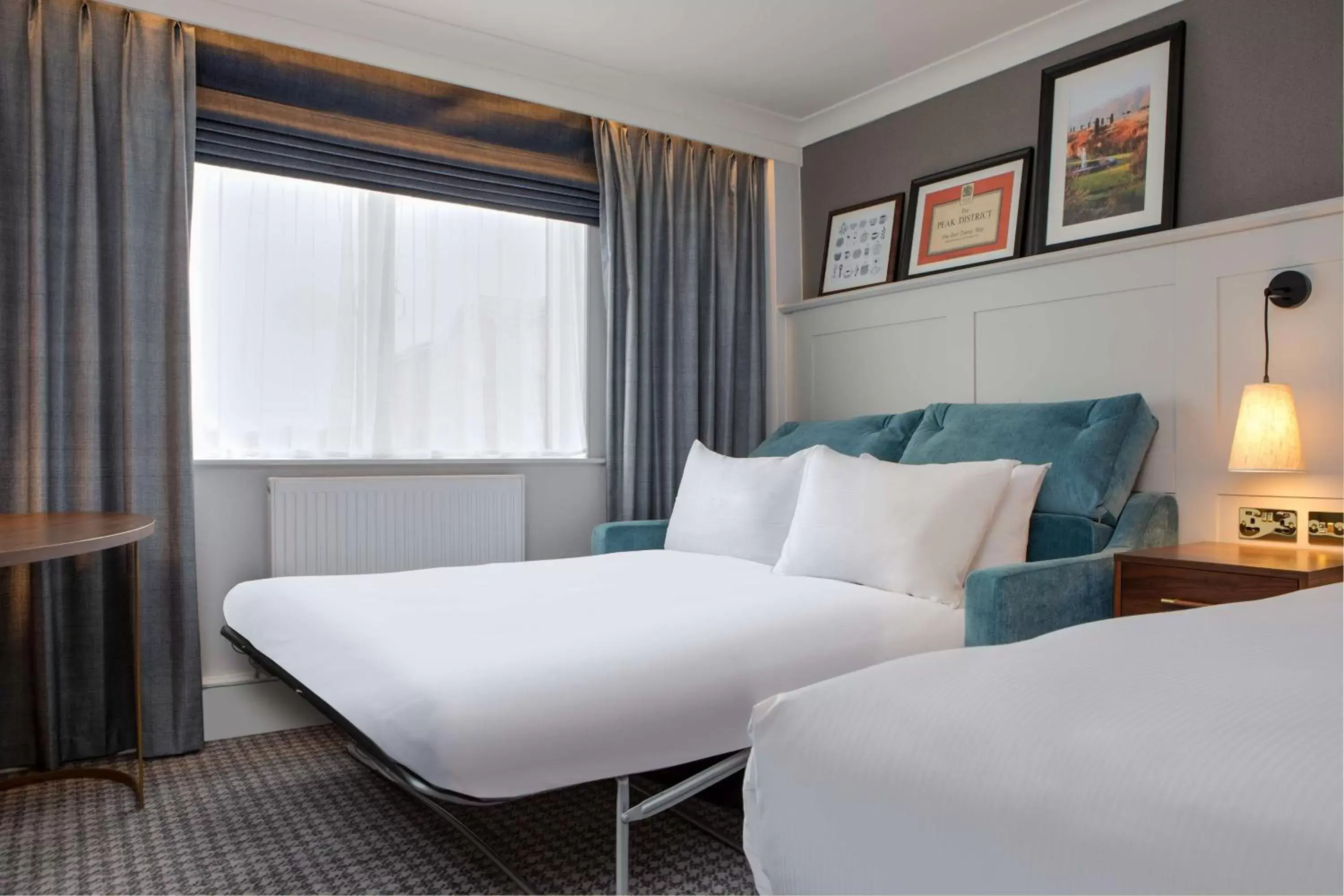 Living room, Bed in DoubleTree by Hilton Stoke-on-Trent, United Kingdom