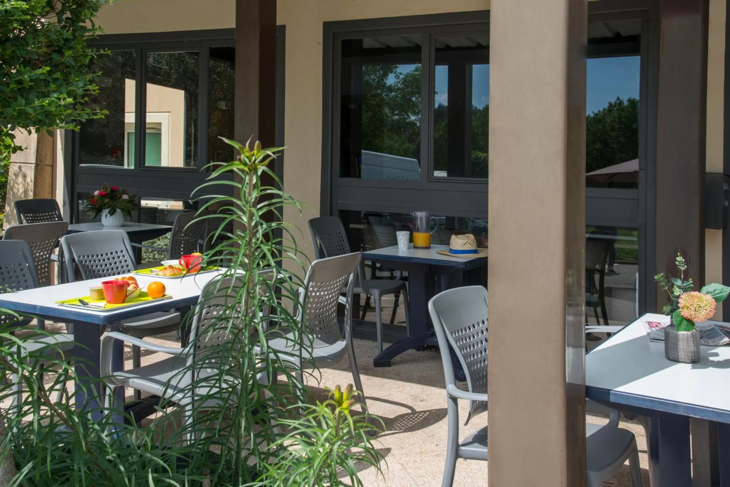 Patio in IBIS Budget Aix en Provence Est Le Canet