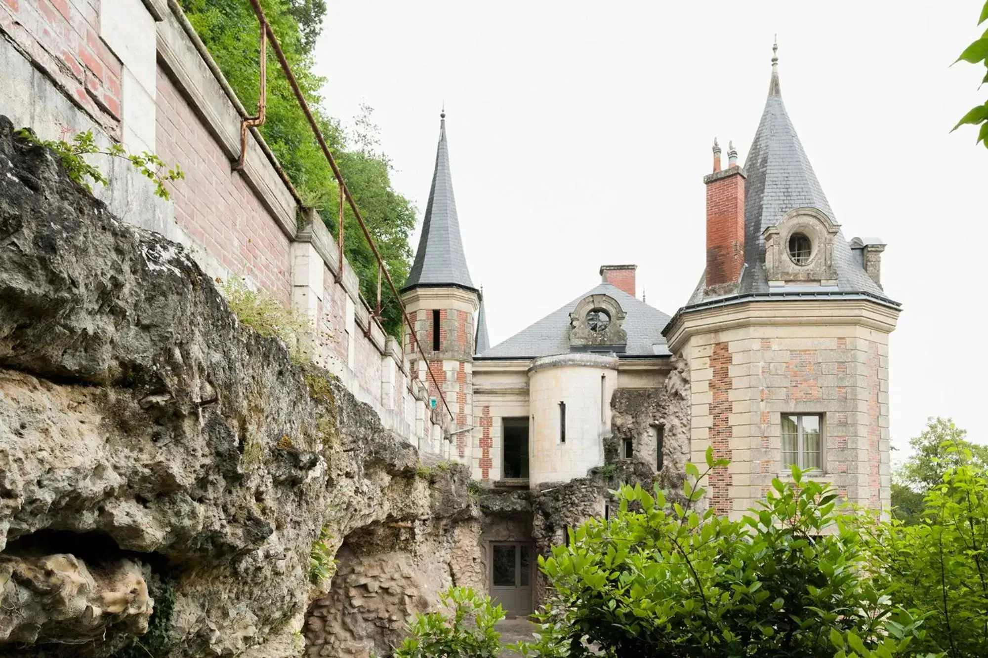Facade/entrance in Château de Perreux, The Originals Collection