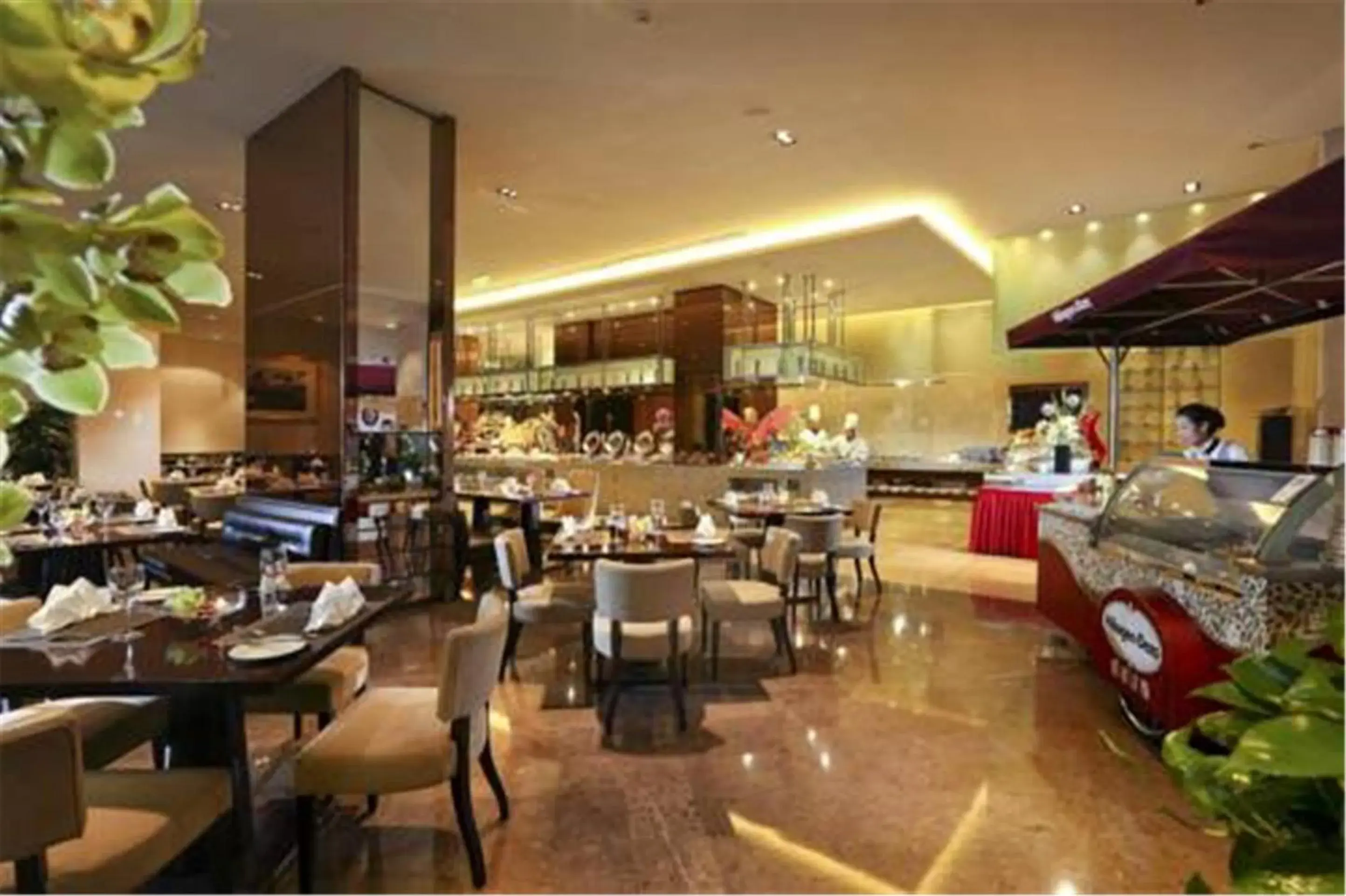 Restaurant/Places to Eat in Royal International Hotel