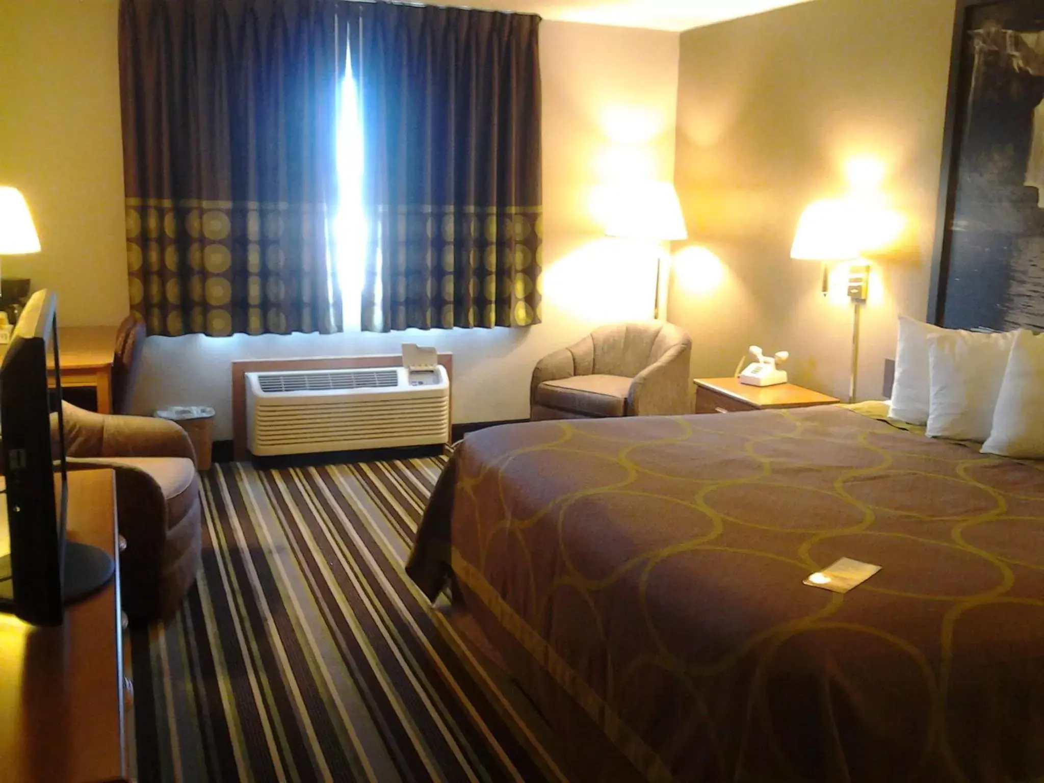 Photo of the whole room, Bed in Super 8 by Wyndham Plymouth