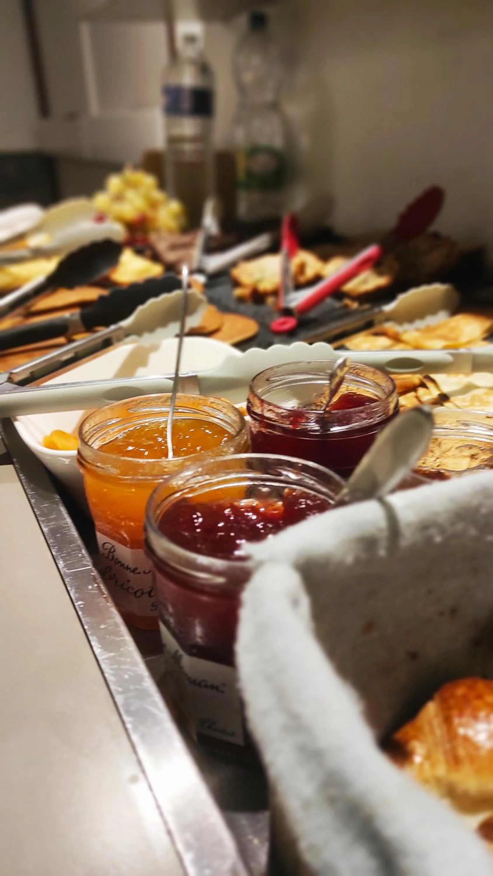 Buffet breakfast in Hôtel Inn Design Resto Novo Langres
