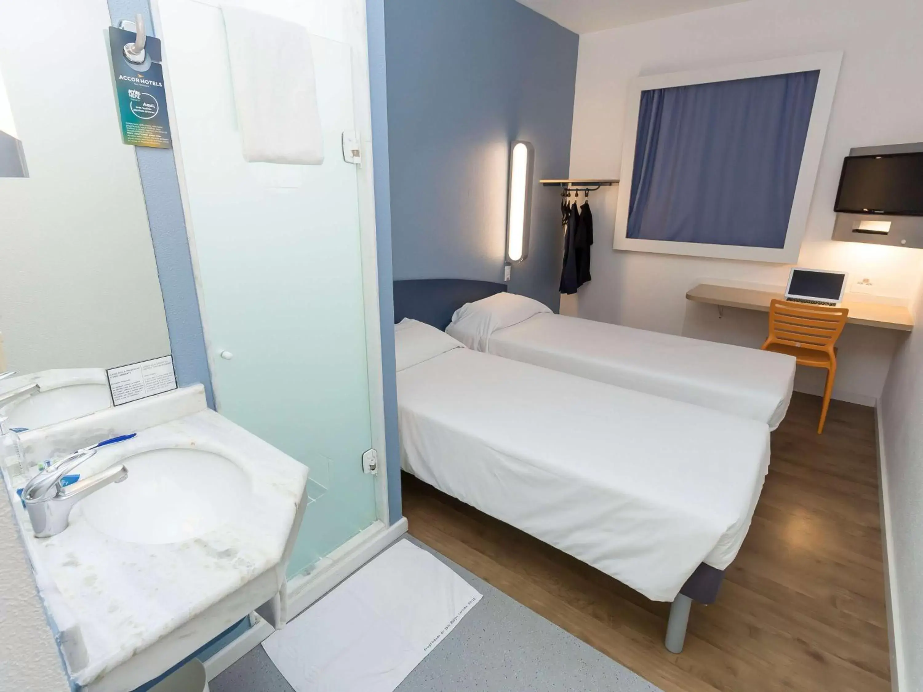 Bathroom, Bed in ibis budget Curitiba Centro