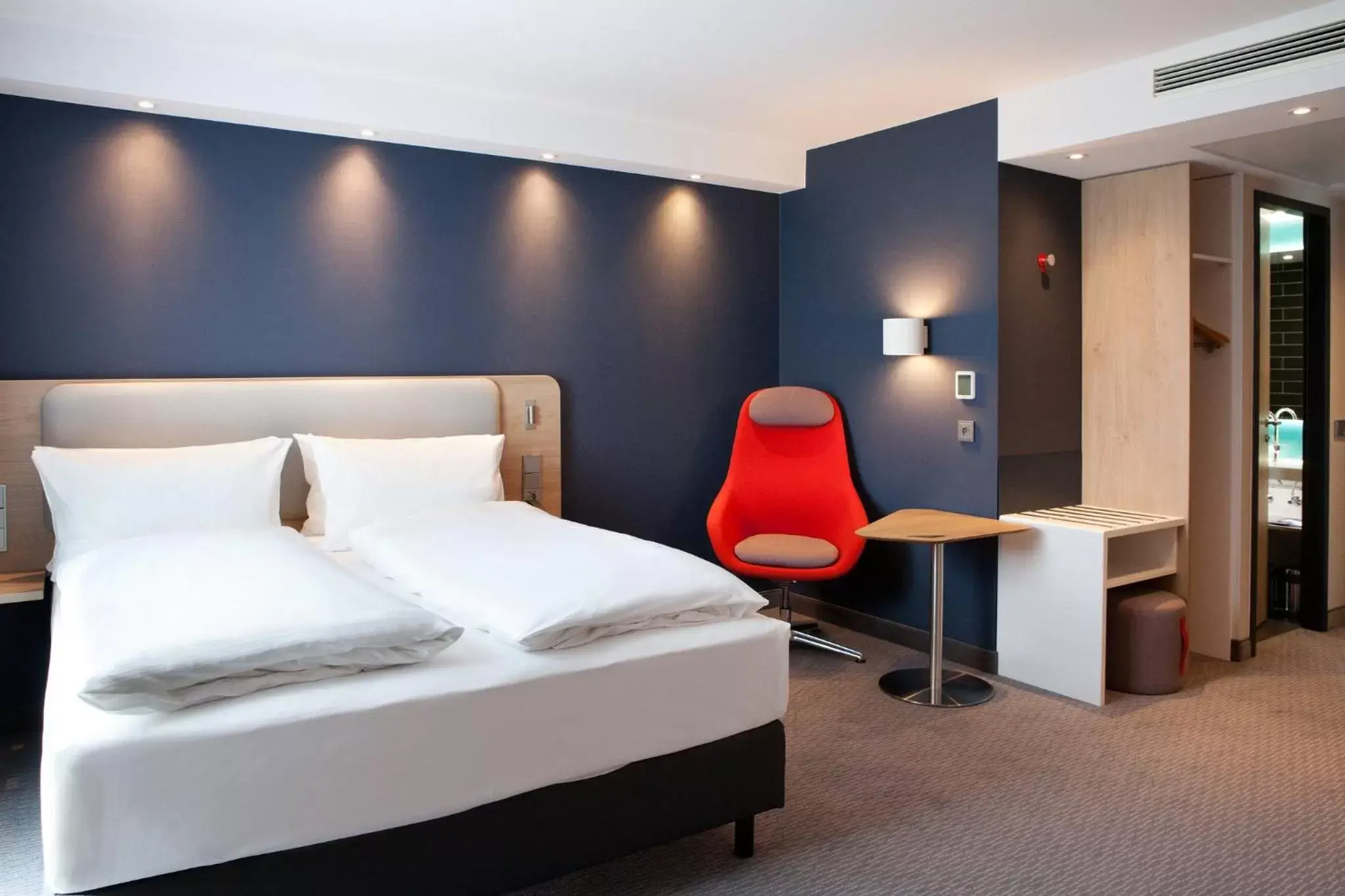 Photo of the whole room, Bed in Holiday Inn Express Munich - Olympiapark, an IHG Hotel