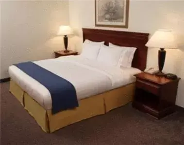 Bed in Holiday Inn Express and Suites Urbandale Des Moines, an IHG Hotel