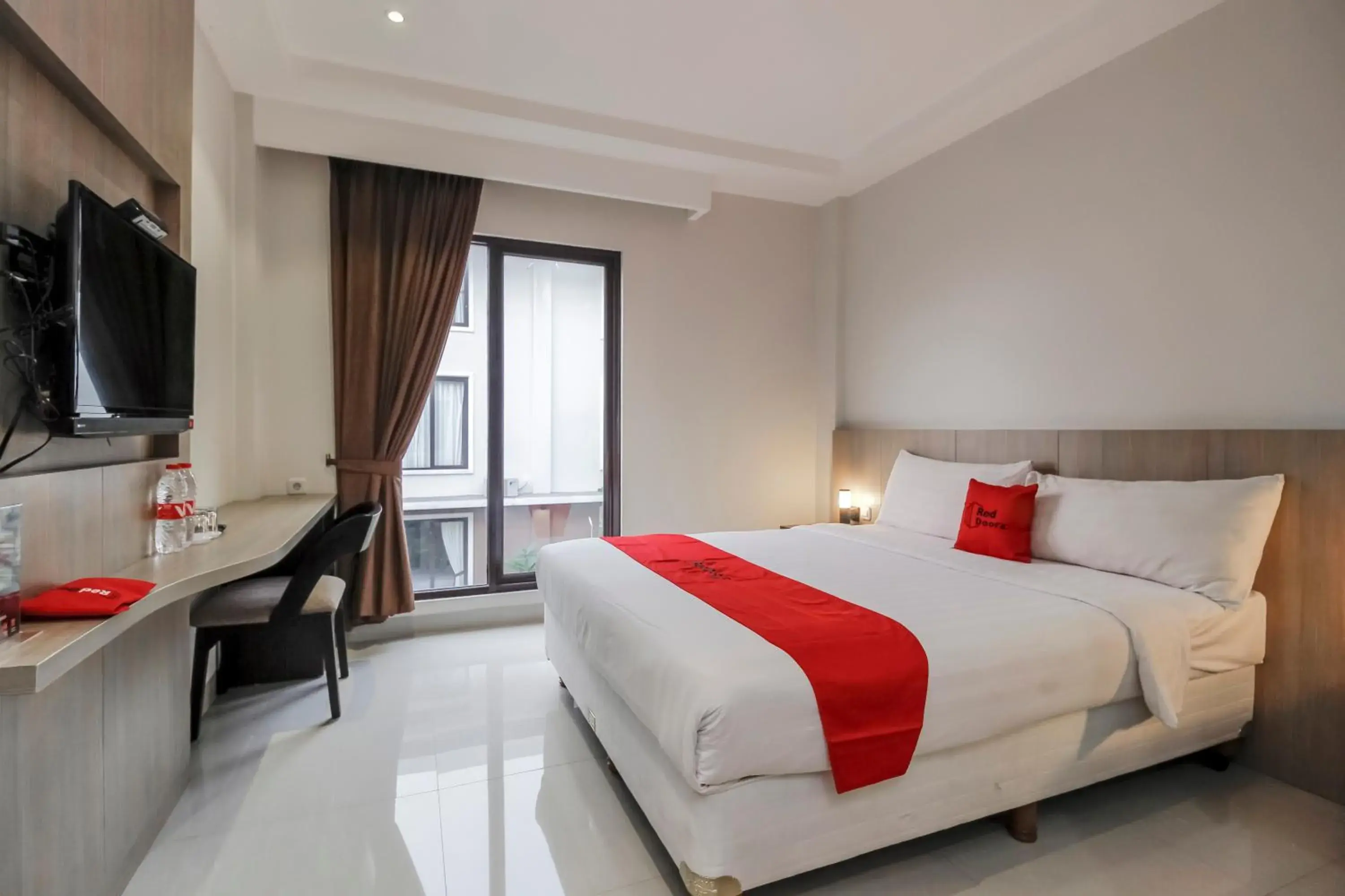 Bedroom, Bed in RedDoorz Plus @ TB Simatupang