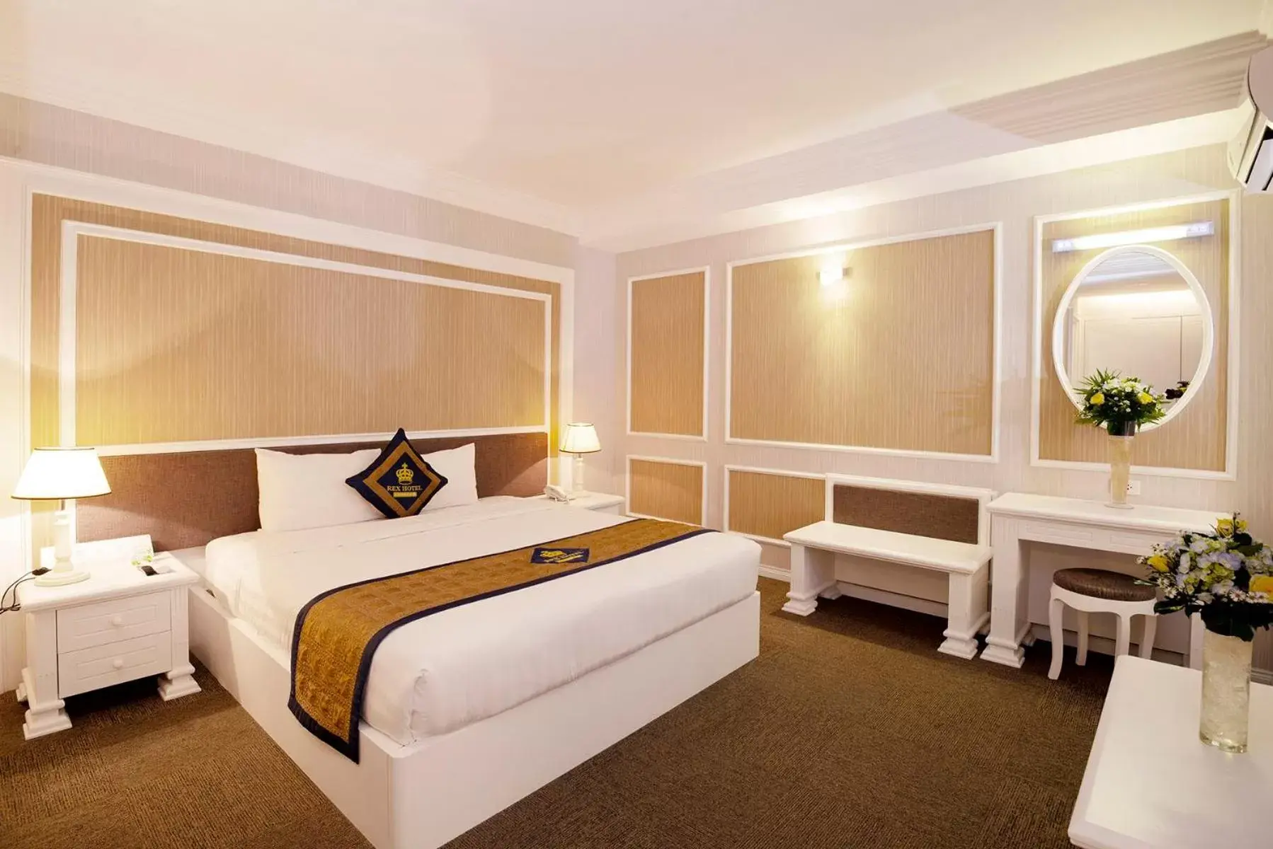 Bedroom, Bed in Rex Hotel