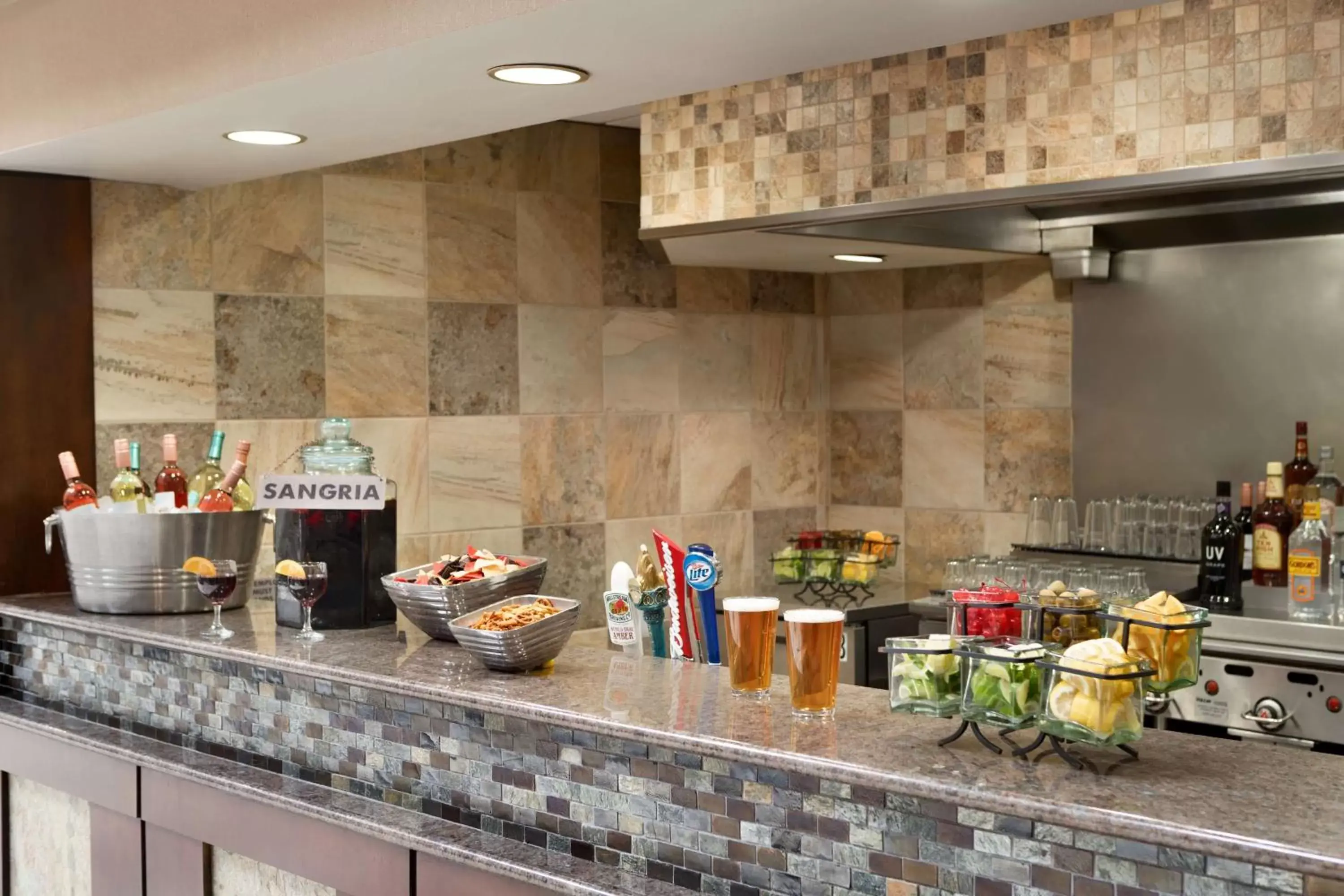 Lounge or bar in Embassy Suites Des Moines Downtown