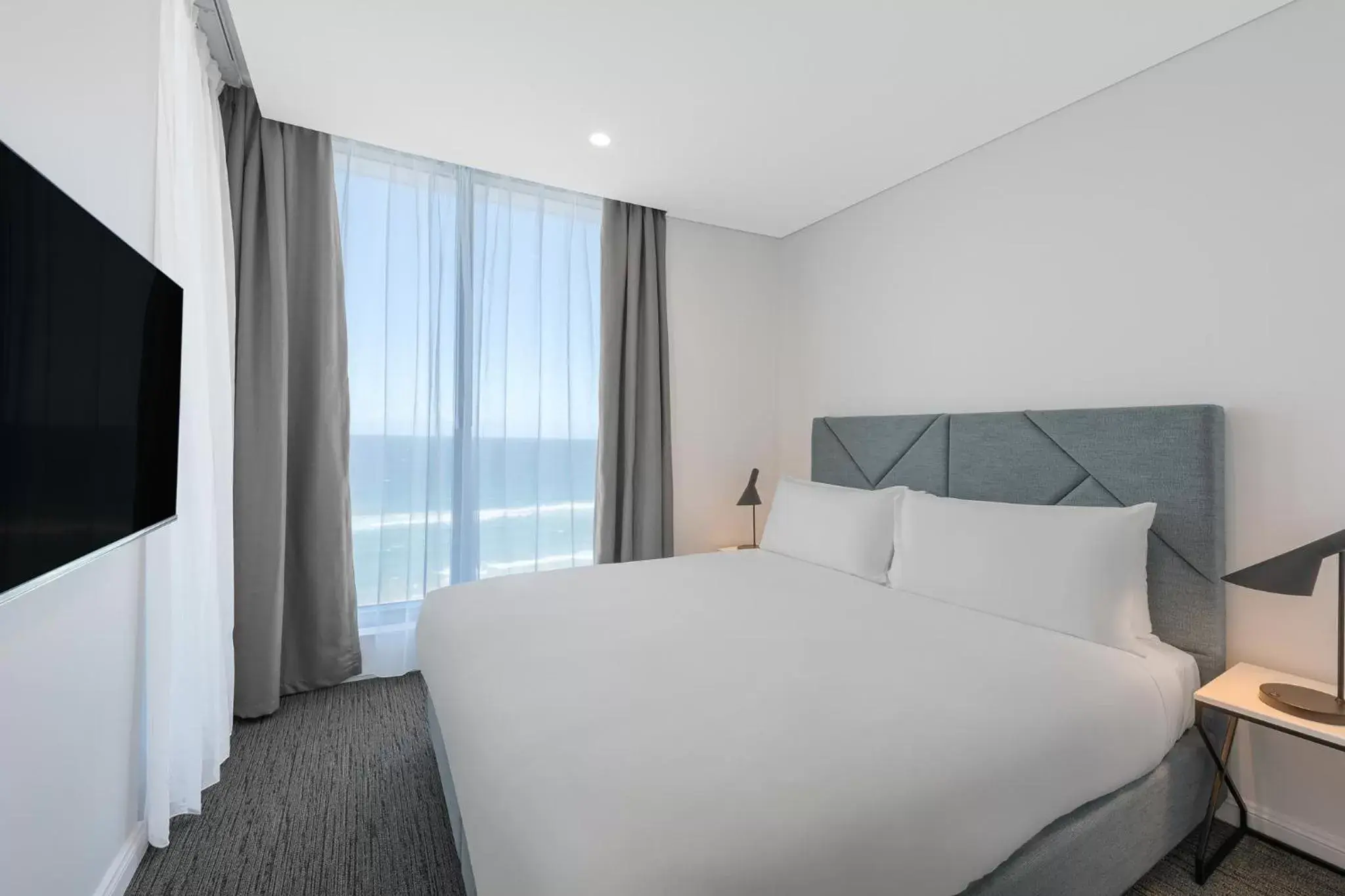 Bed in Meriton Suites Surfers Paradise