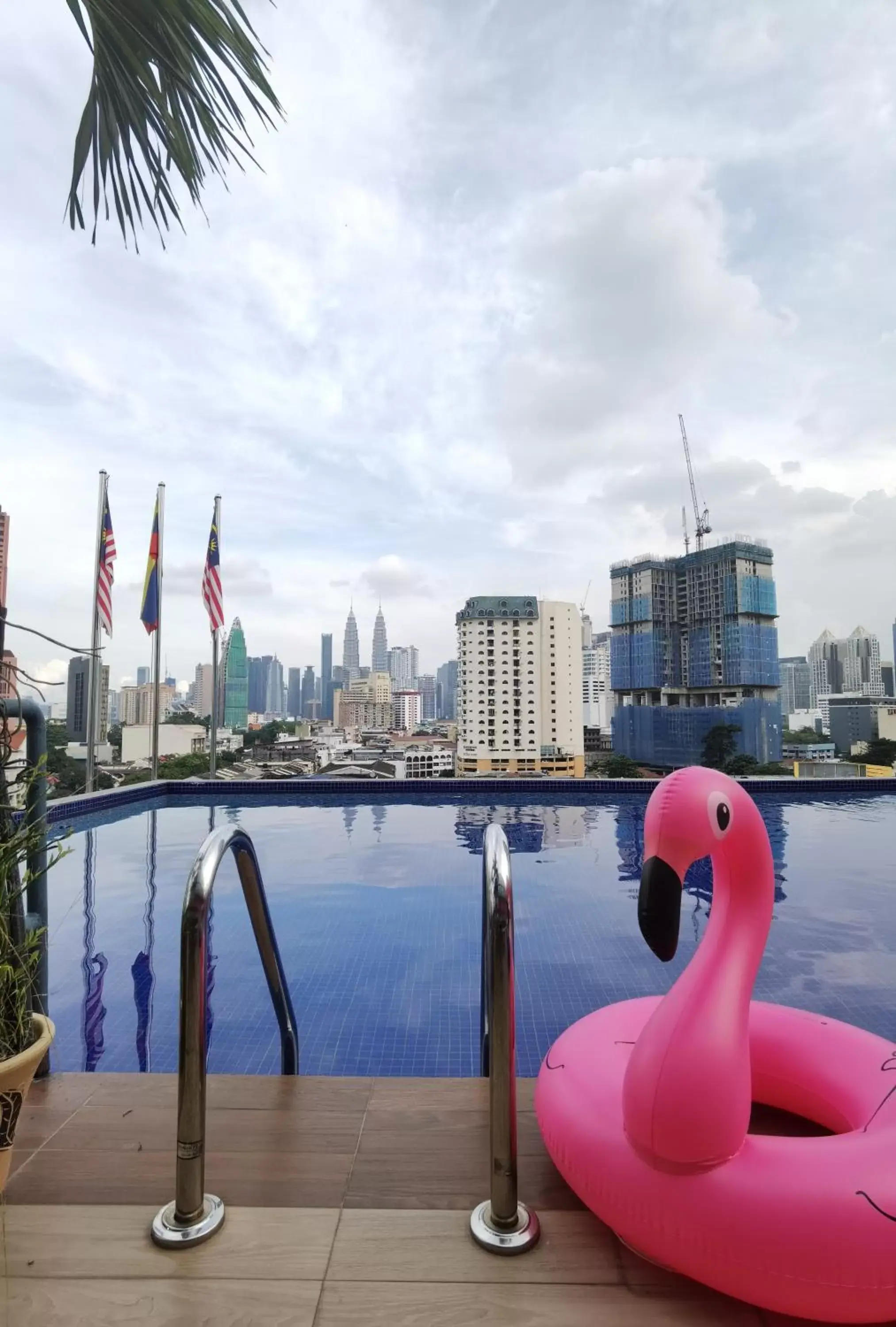 Swimming pool in Leo Palace Hotel