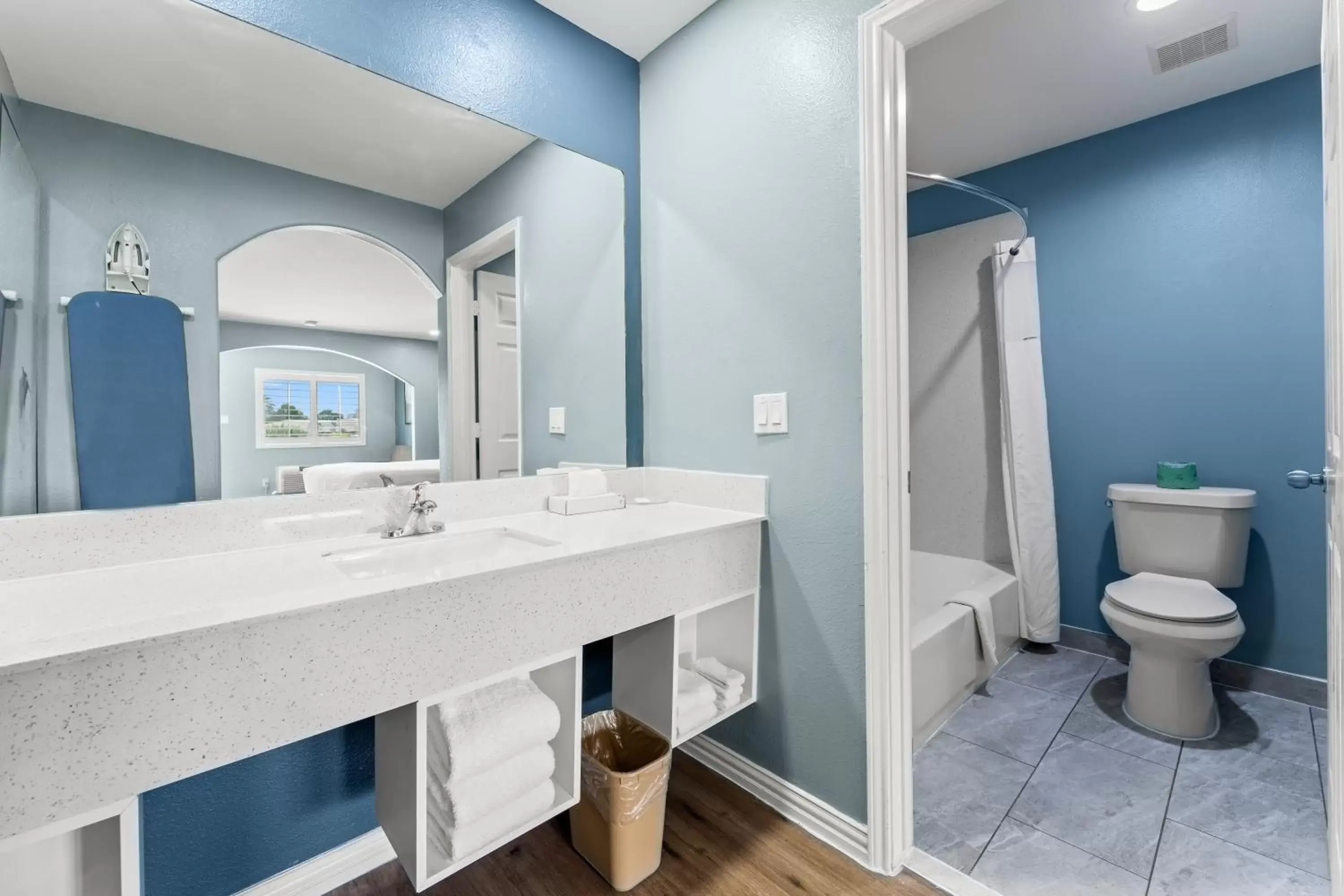 Bathroom in Executive Inn & Suites Magnolia