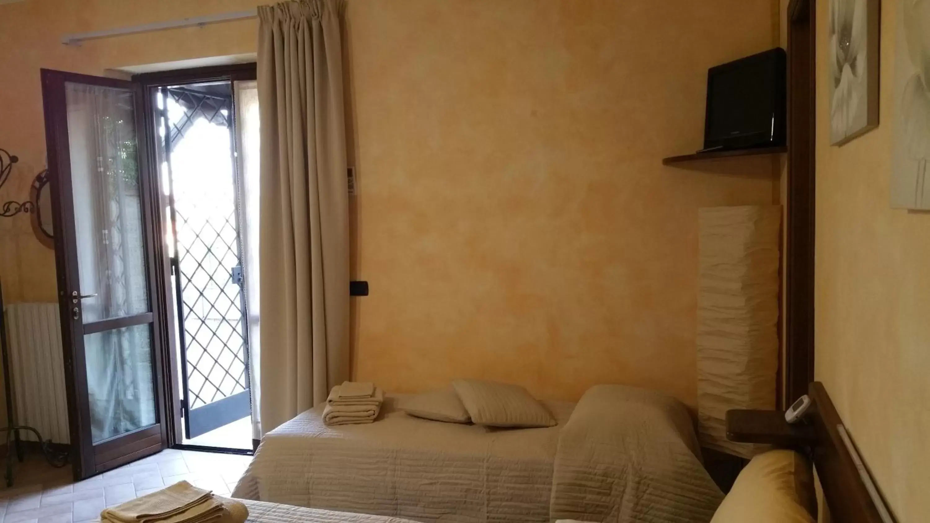 Photo of the whole room, Bed in Civita Nova