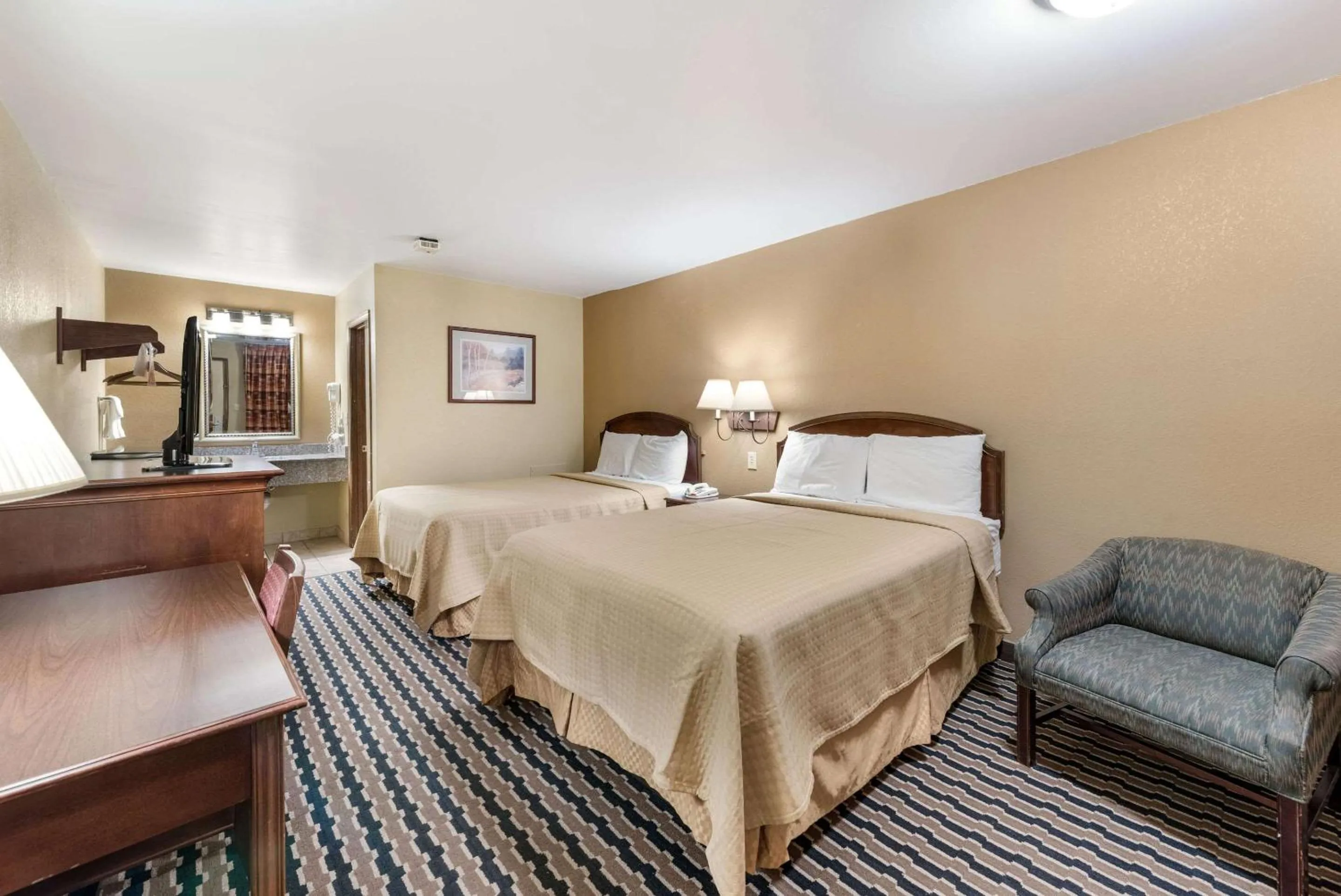 Photo of the whole room, Bed in Rodeway Inn Columbus West