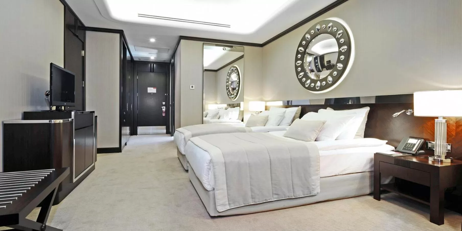 Photo of the whole room, Bed in Crowne Plaza Bursa Convention Center & Thermal Spa by IHG