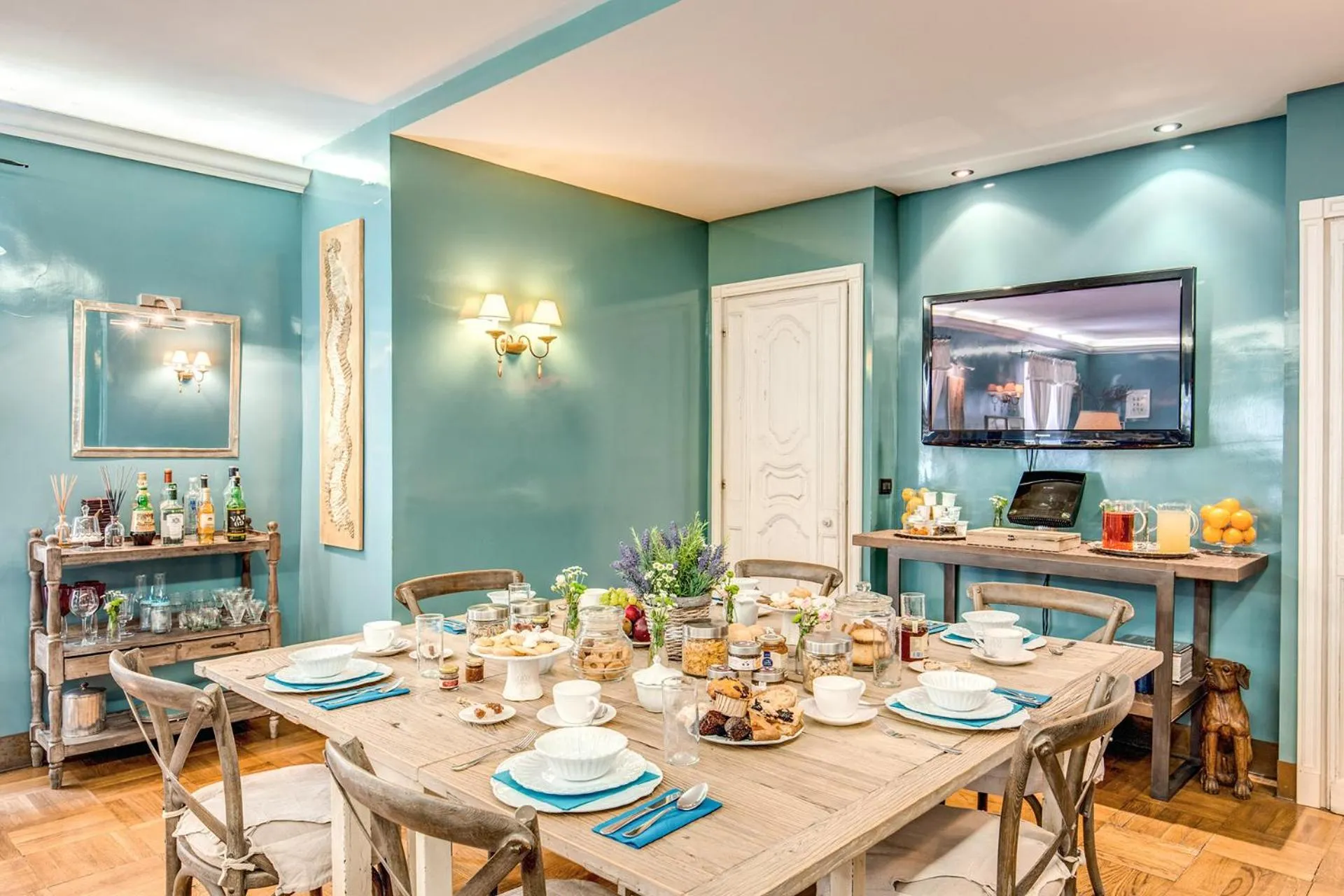 Communal lounge/ TV room in Hotel Villa Linneo