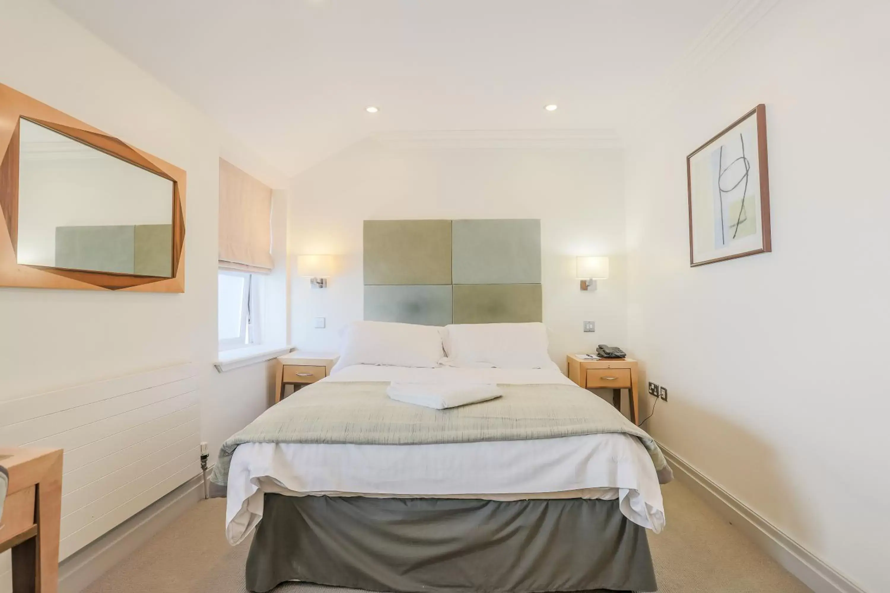 Bedroom, Bed in Claremont Hotel