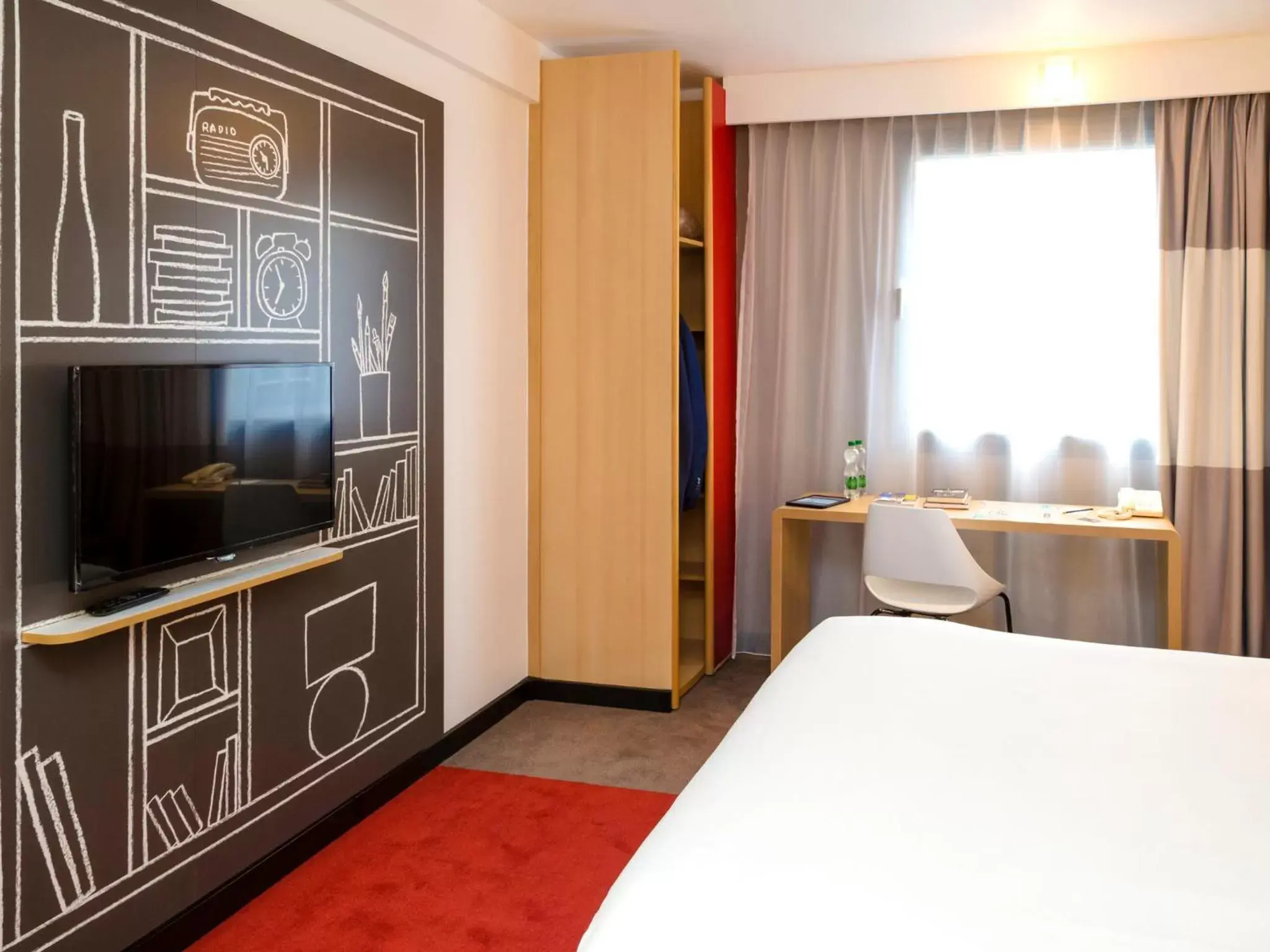 Photo of the whole room, TV/Entertainment Center in Hotel Ibis Krakow Centrum