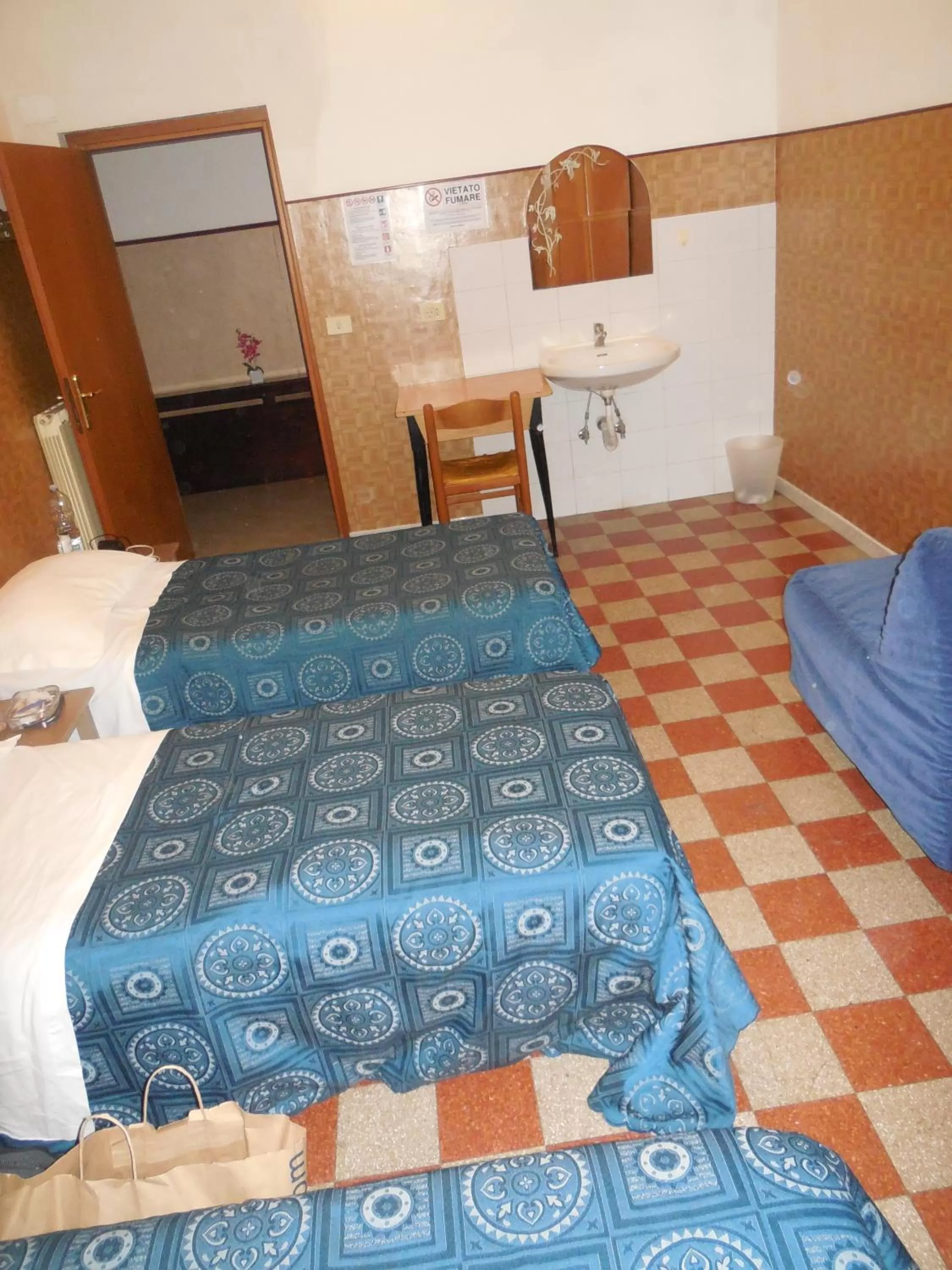 Photo of the whole room, Bed in Cressy