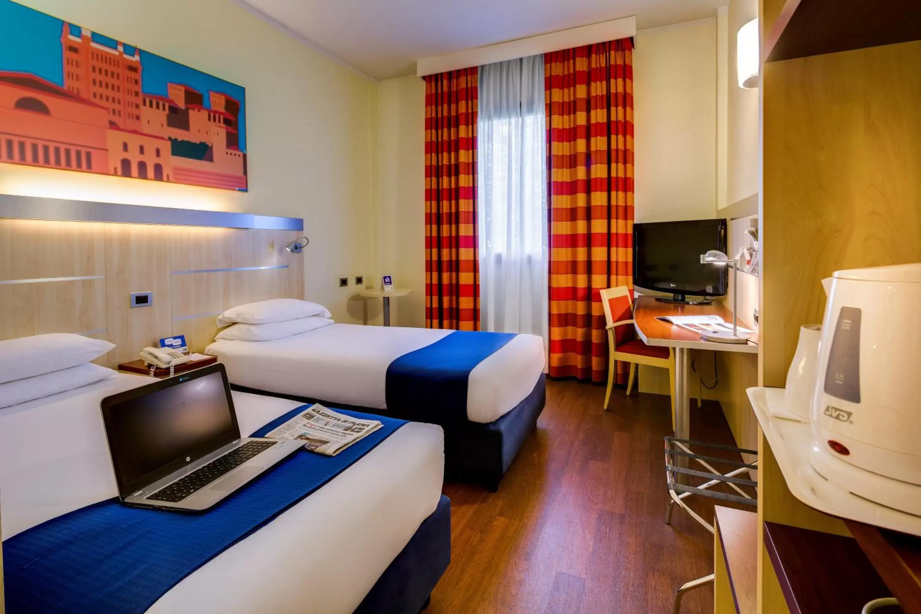 Property building, TV/Entertainment Center in Holiday Inn Express Parma, an IHG Hotel