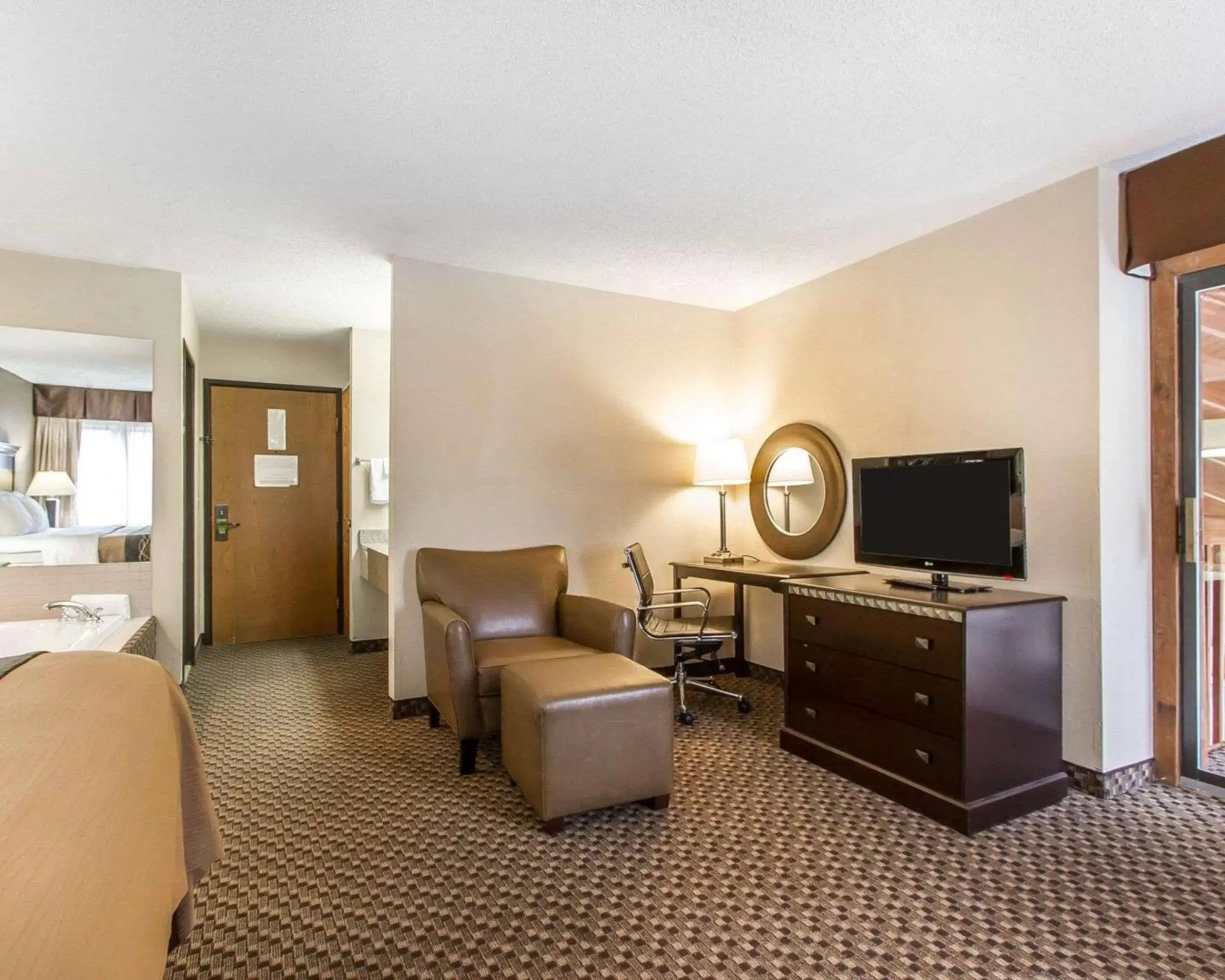Photo of the whole room, TV/Entertainment Center in Quality Inn Macomb near University Area