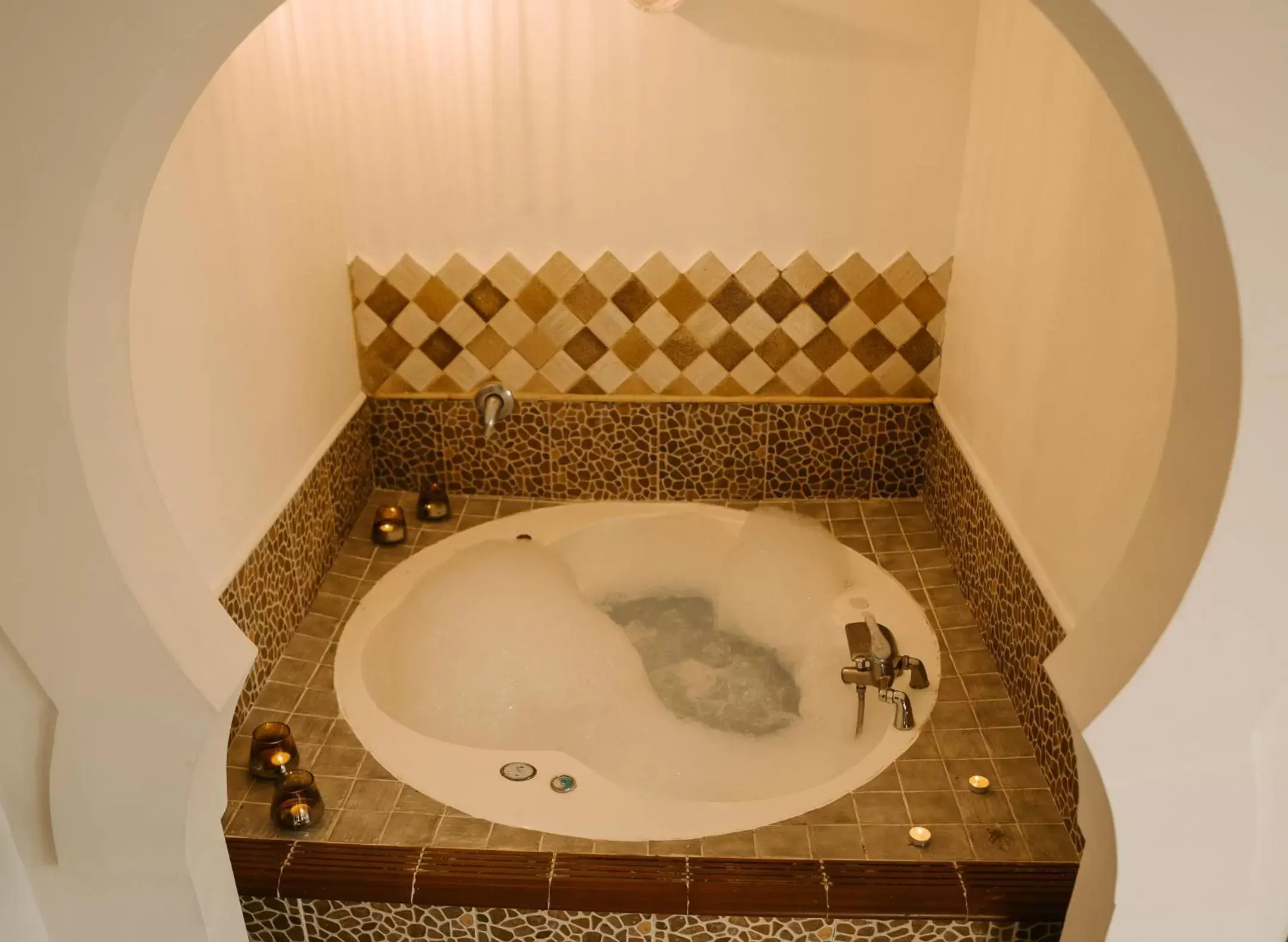 Hot Tub, Bathroom in Hospedería Ballesteros