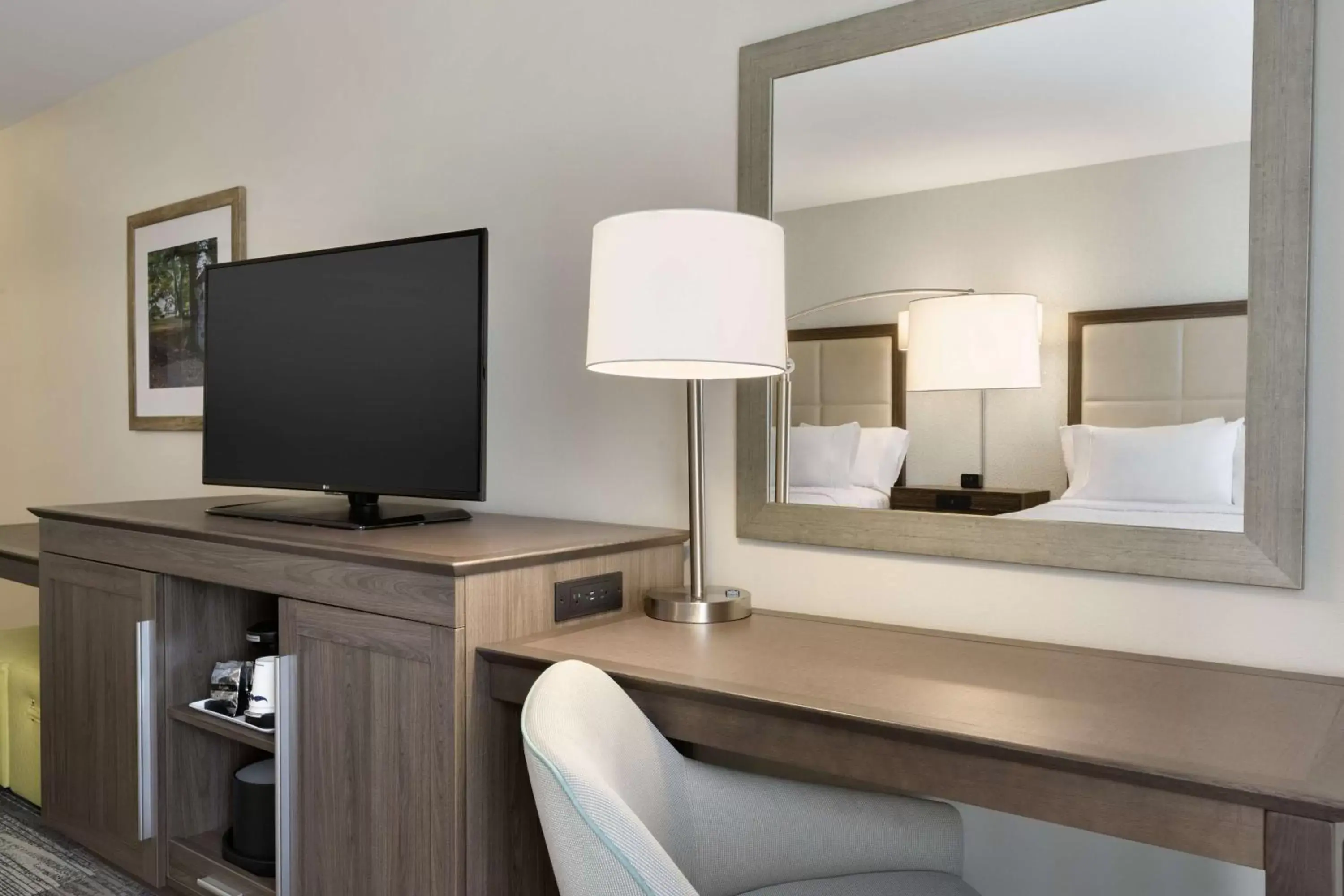 Queen Room with Two Queen Beds - Hearing Accessible - Non-Smoking in Hampton Inn & Suites Niles/Warren, OH Queen Room with Two Queen Beds - Hearing Accessible - Non-Smoking in Hampton Inn & Suites Niles/Warren, OH